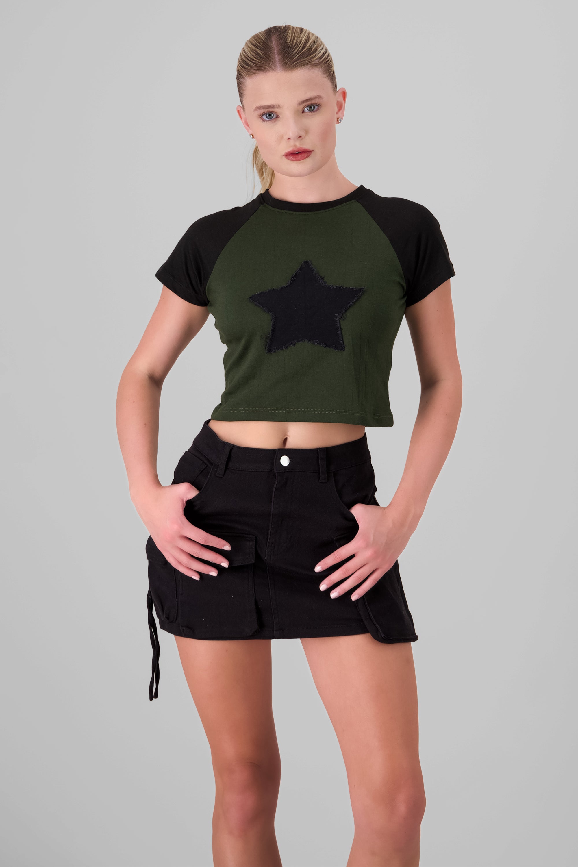 Playera crop parche estrella OLIVO