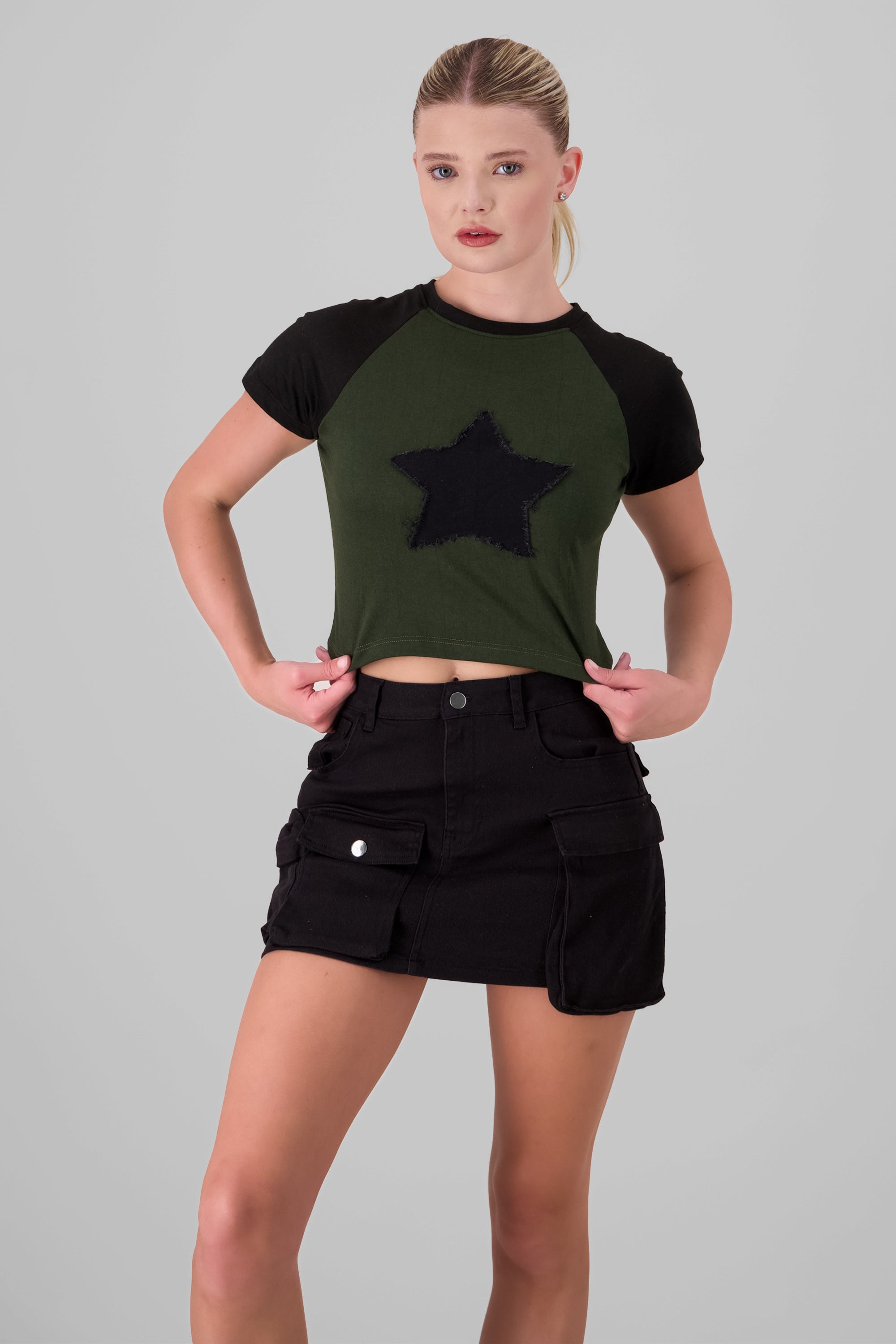 Playera crop parche estrella OLIVO