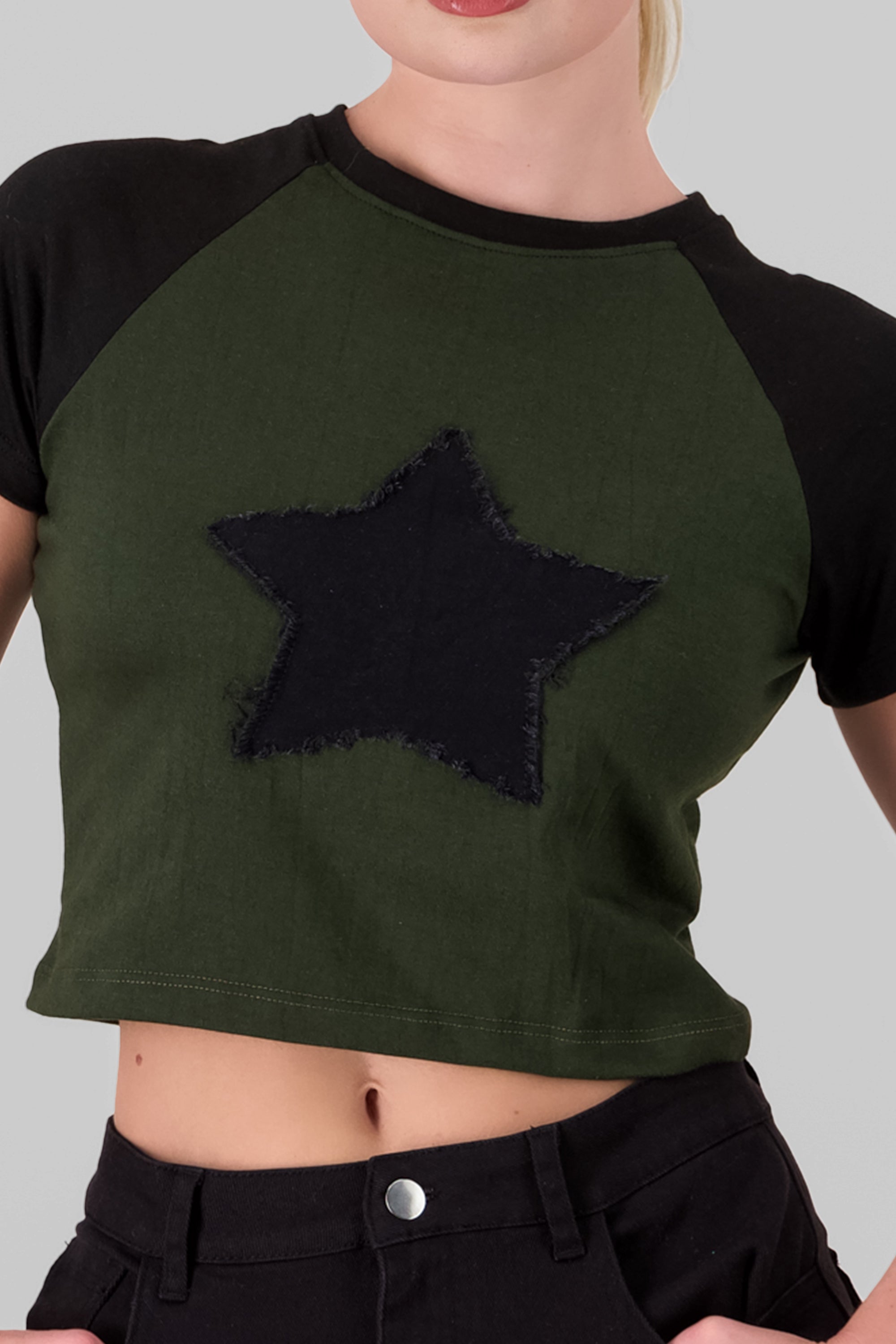 Playera crop parche estrella OLIVO