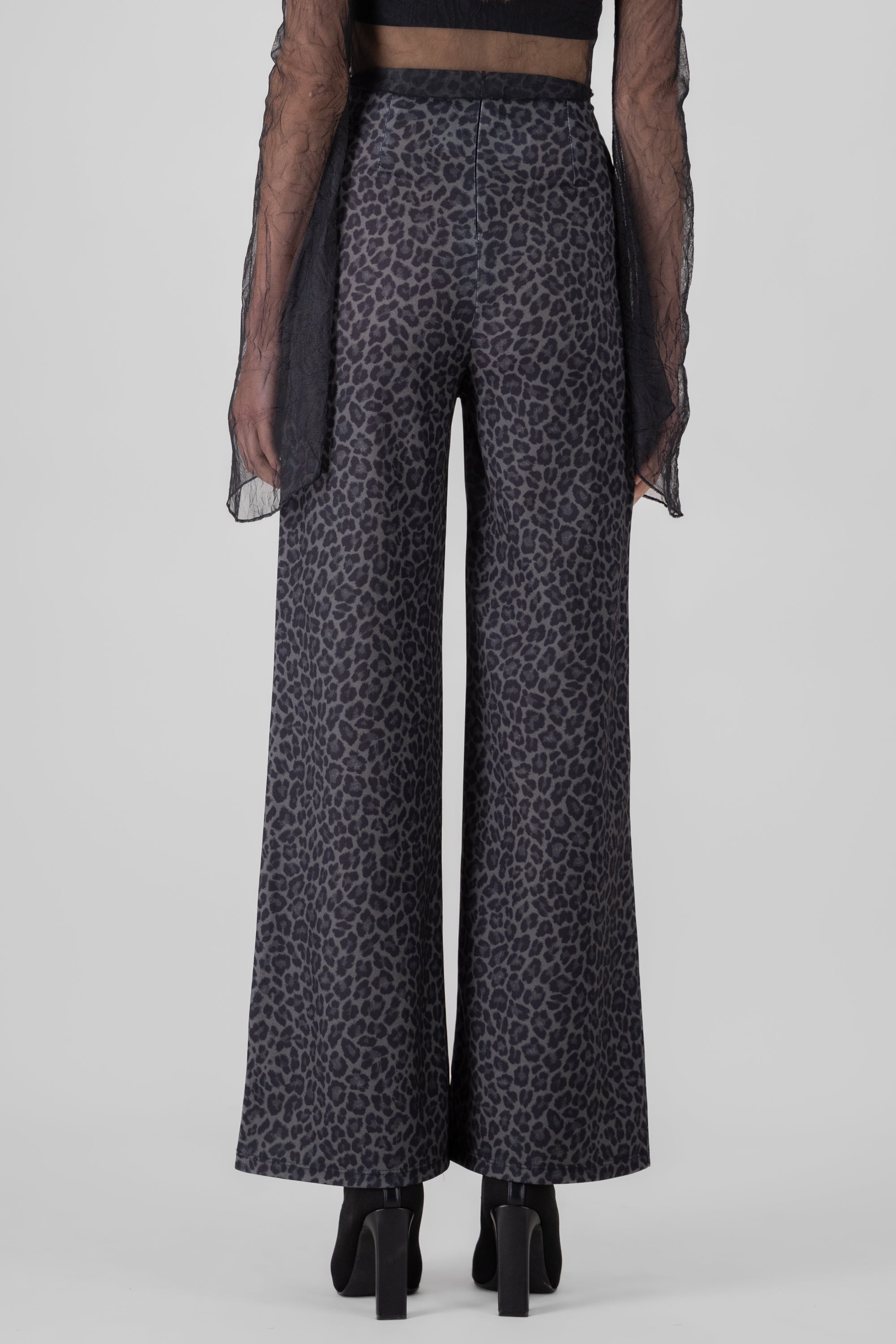 Pantalon wide le estampado animal print GRIS COMBO