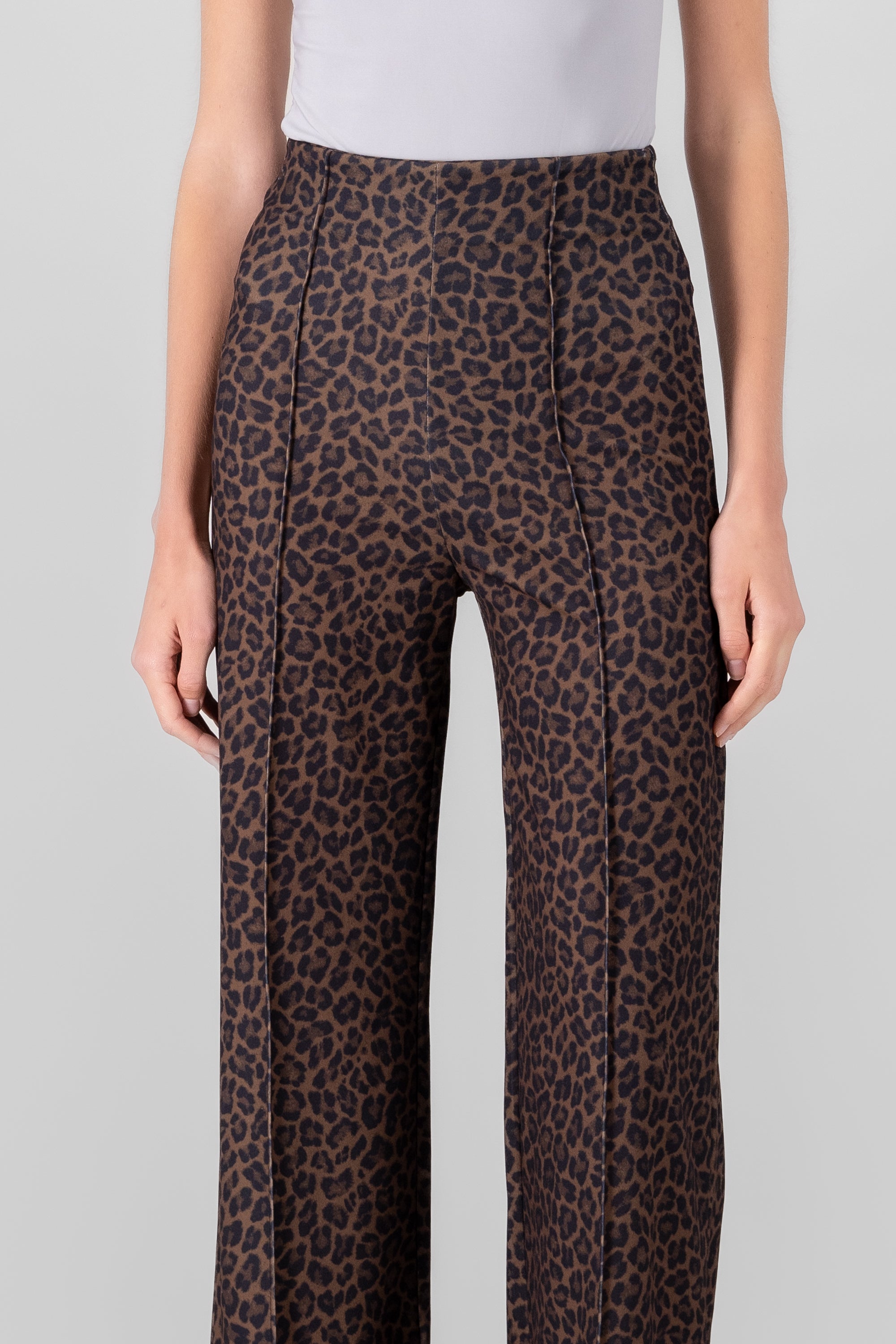 Pantalon wide le estampado animal print CAFE OBSCURO