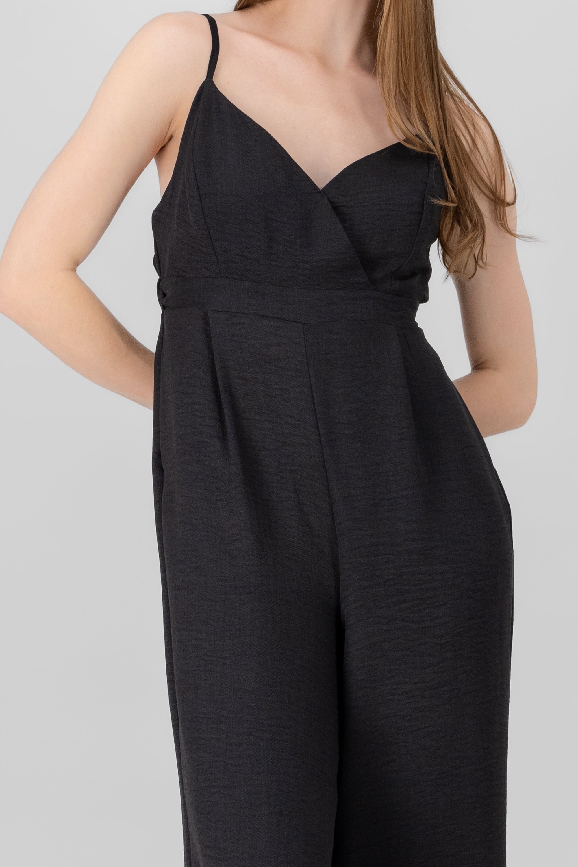 Jumpsuit escote v cruzado tirantes NEGRO