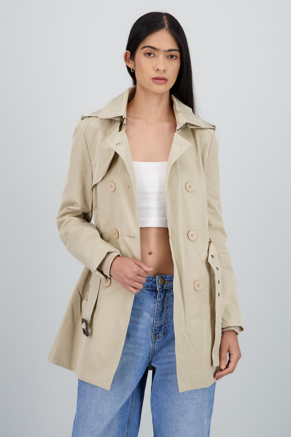 Gabardina botonoes monocromaticos