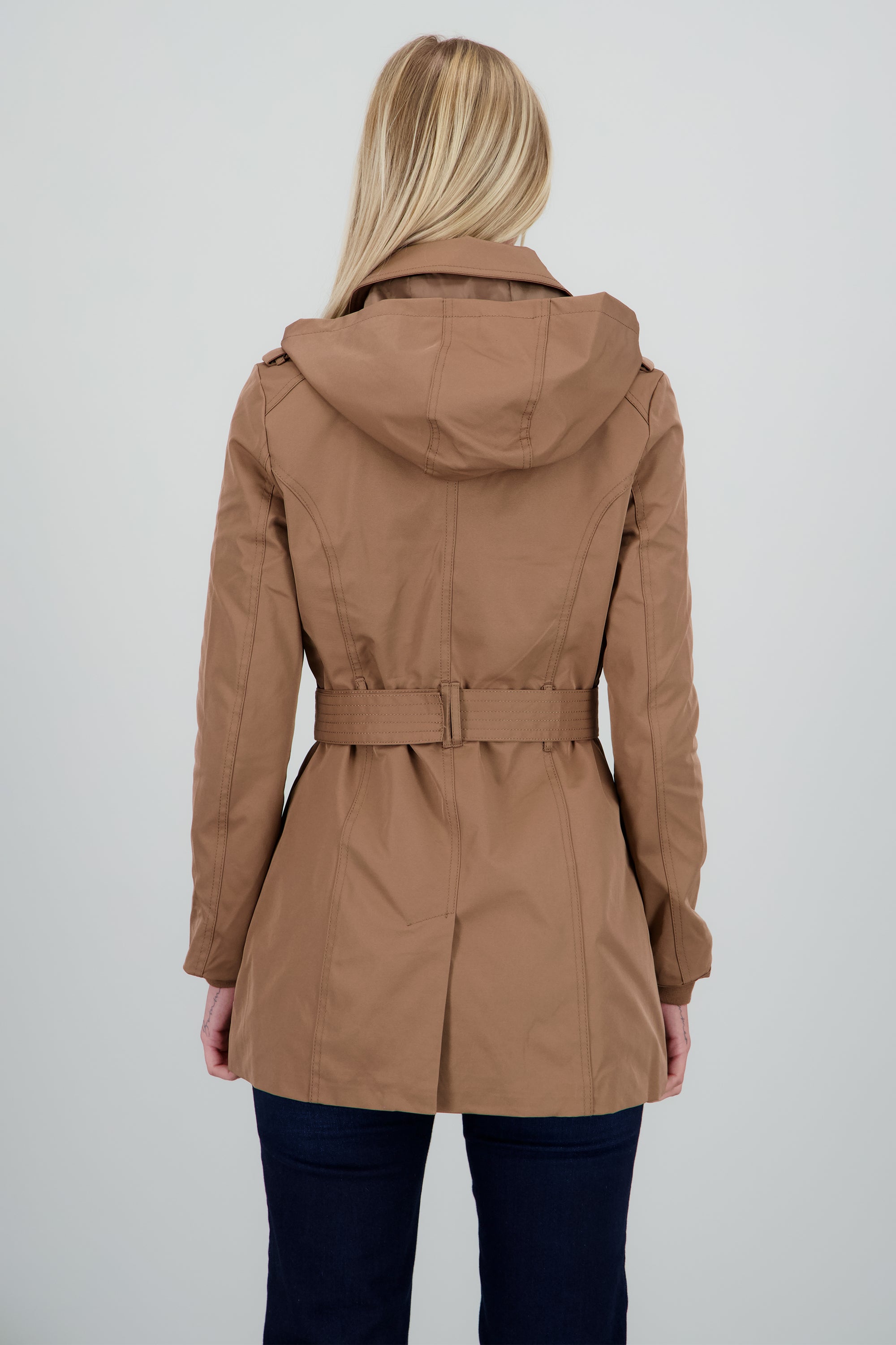 Gabardina botonoes monocromaticos CAFE