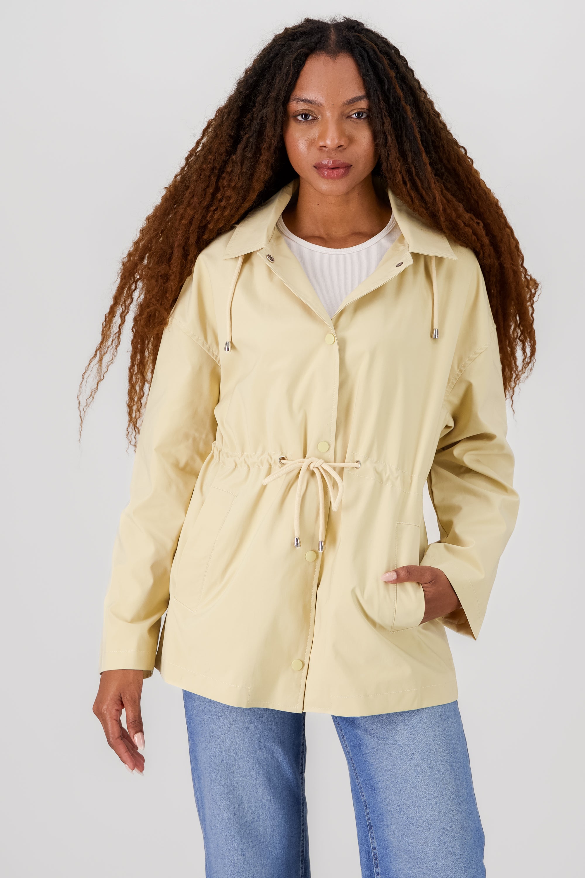 Gabardina tipo impermeable CREMA