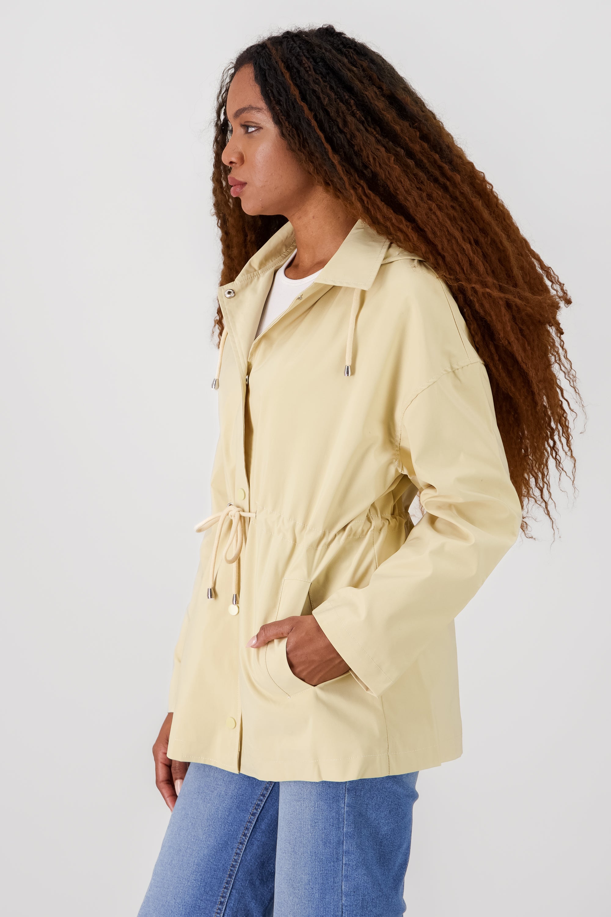 Gabardina tipo impermeable CREMA