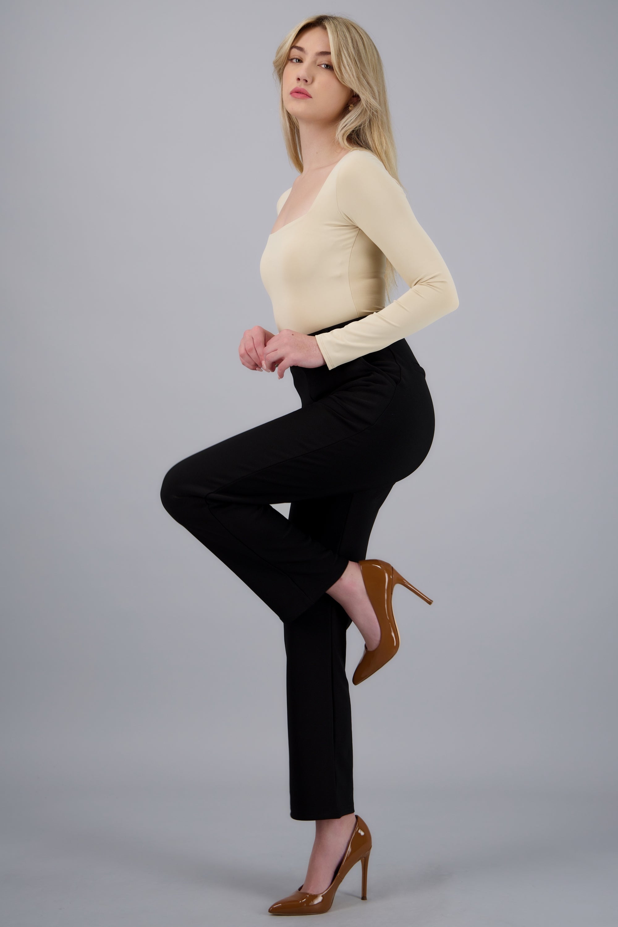 TACÓN PUNTAL SENCILLO ALTO CHAROL TAN