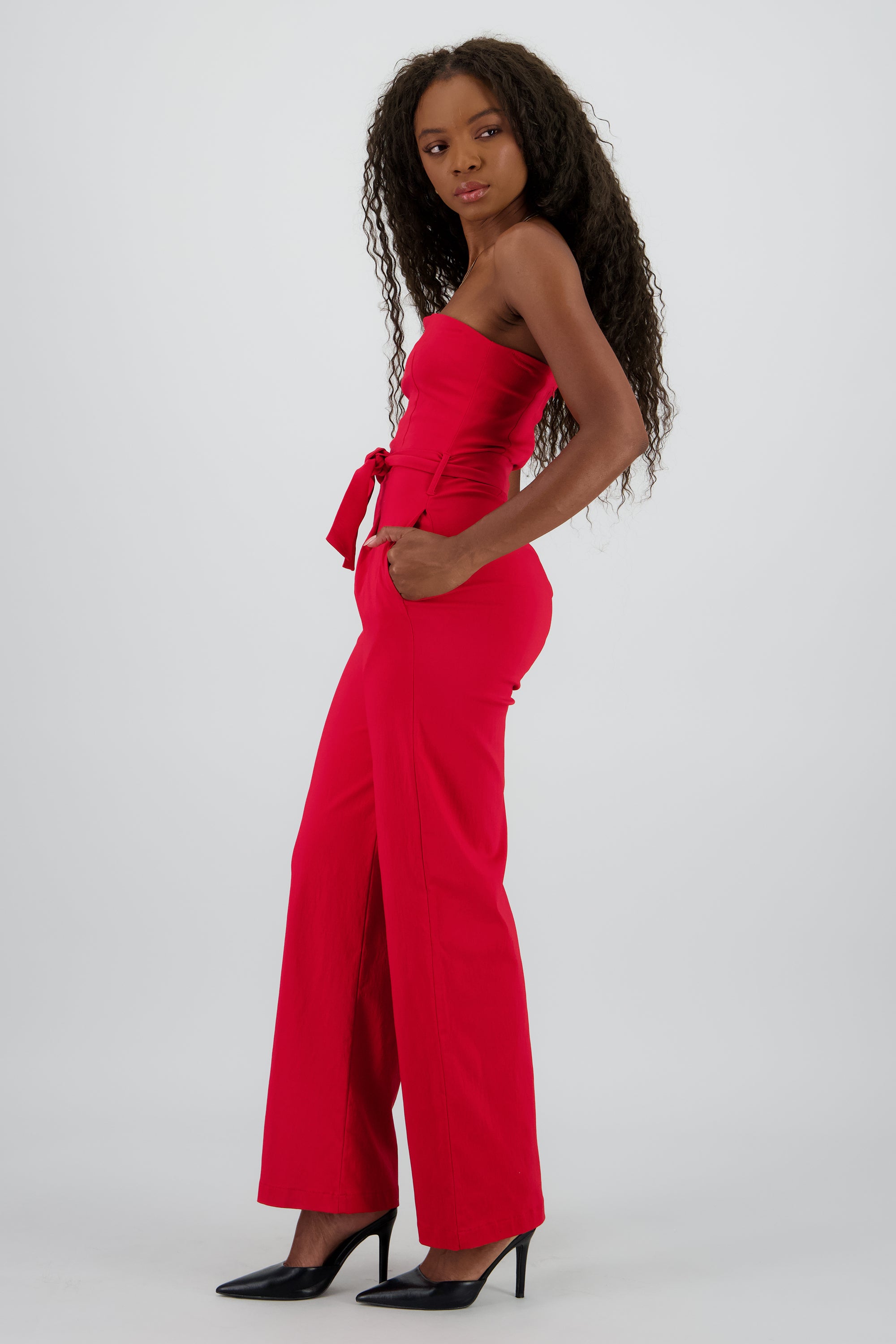 Jumpsuit strapless detalle cinturon ROJO CEREZA