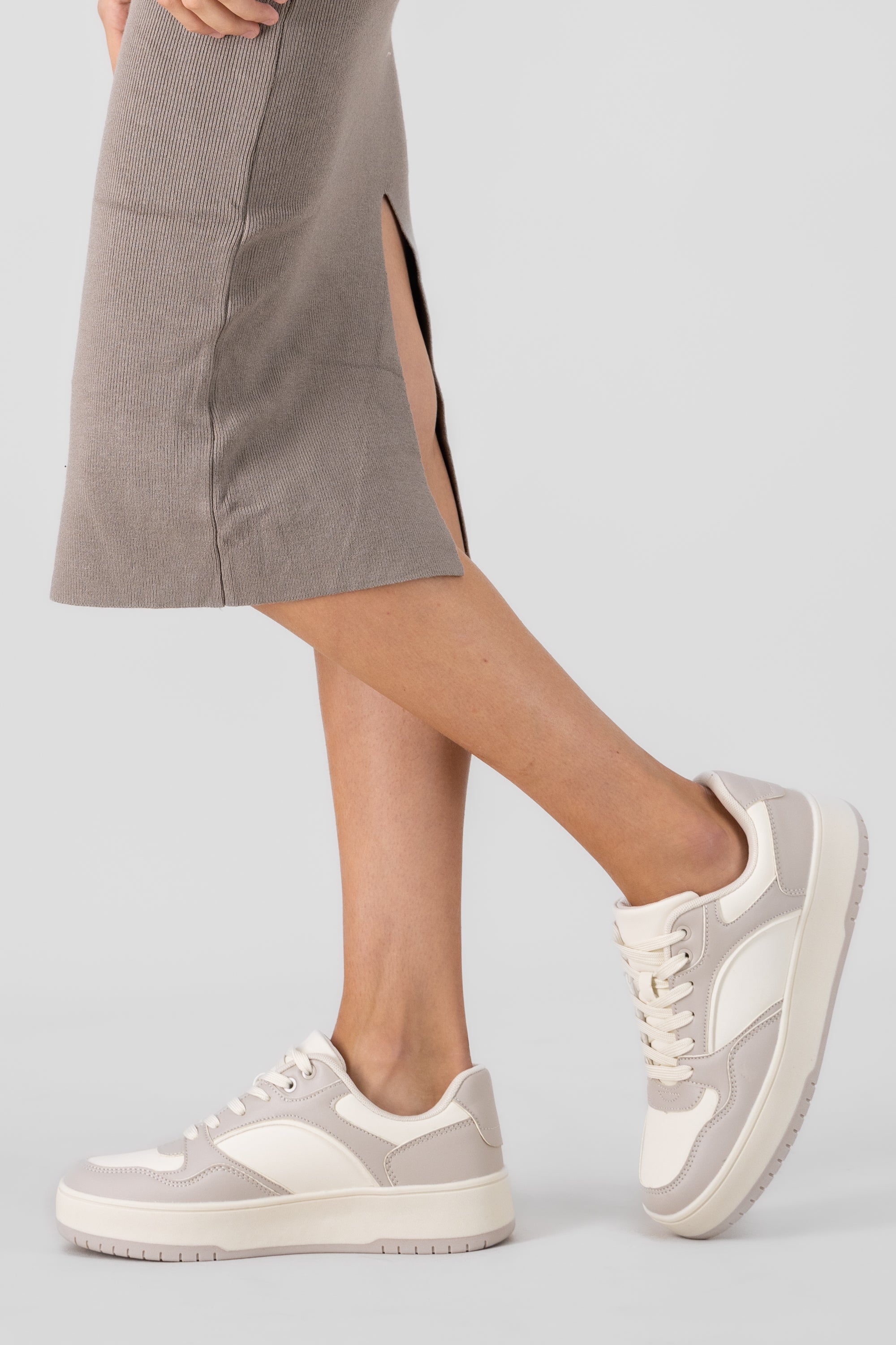 Tenis casual contrastes de color BEIGE