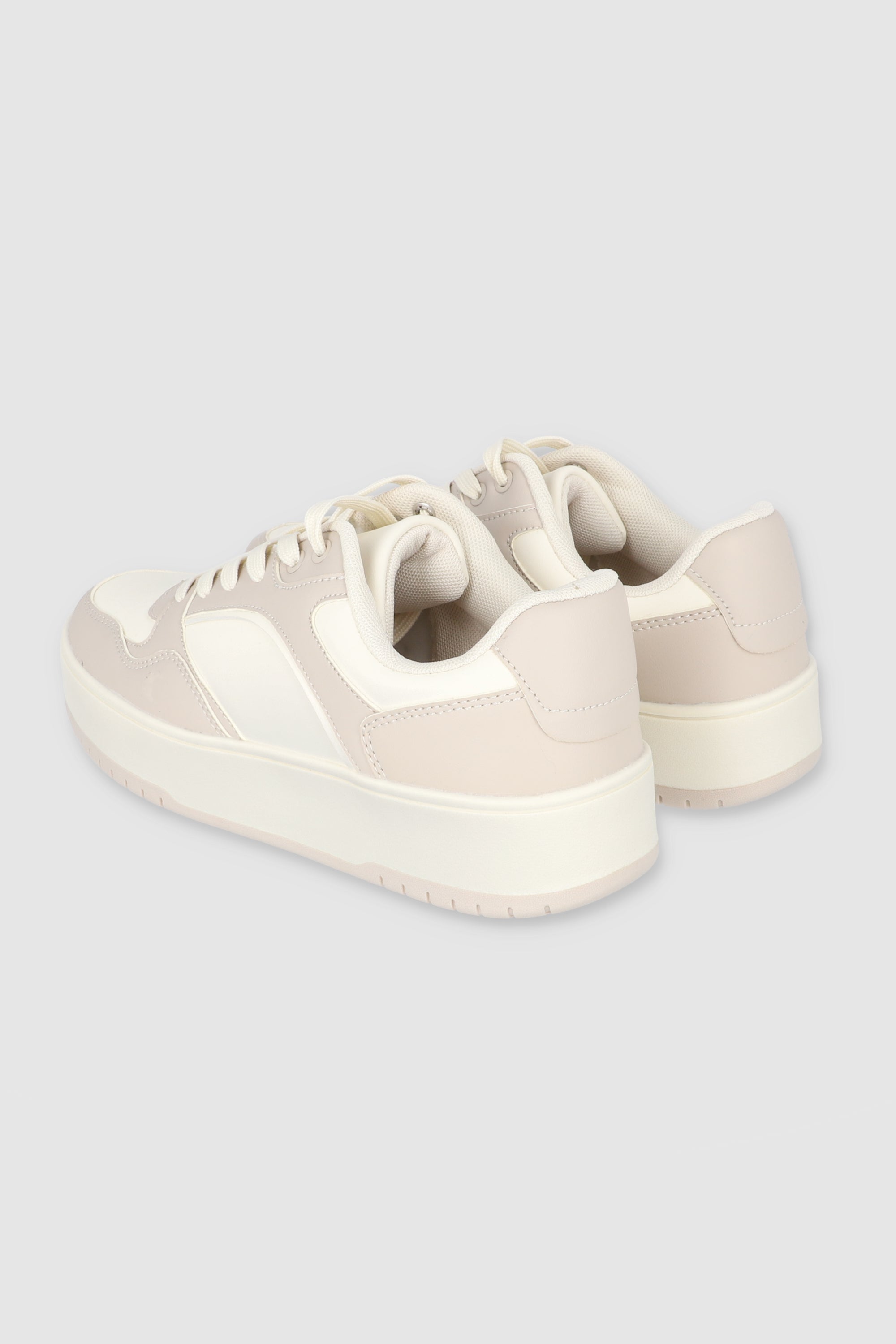 Tenis casual contrastes de color BEIGE