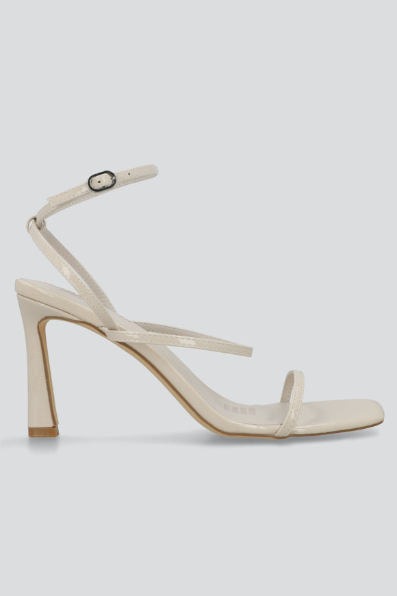 Tacón puntal tiras delgadas charol