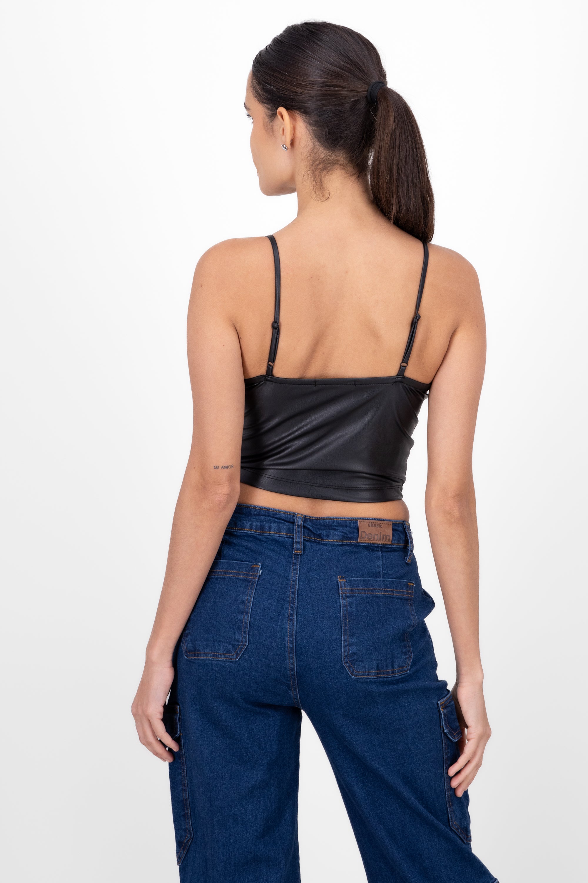 Top cropped efecto piel liso NEGRO