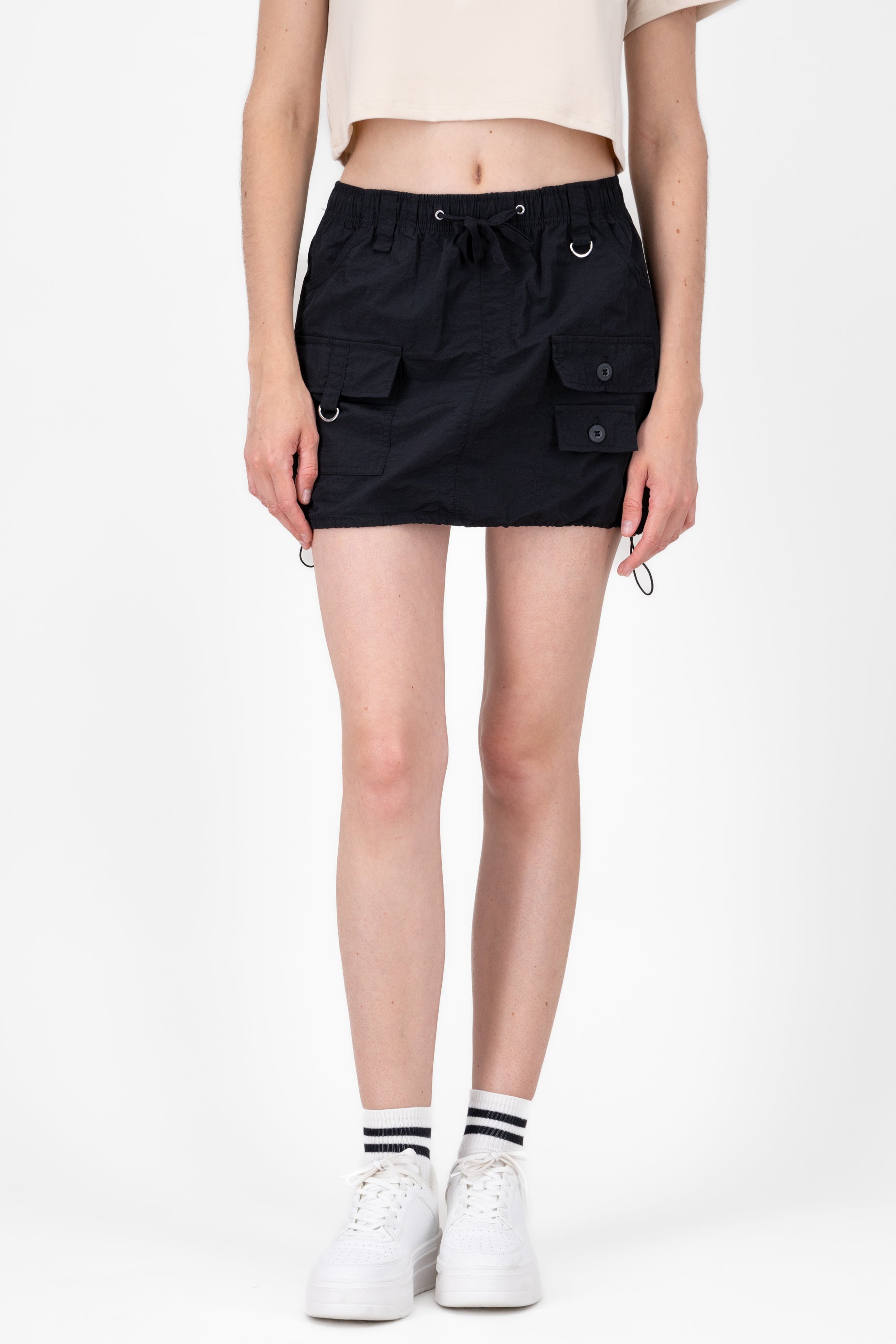 Falda corta tipo parachute c/jarretas NEGRO