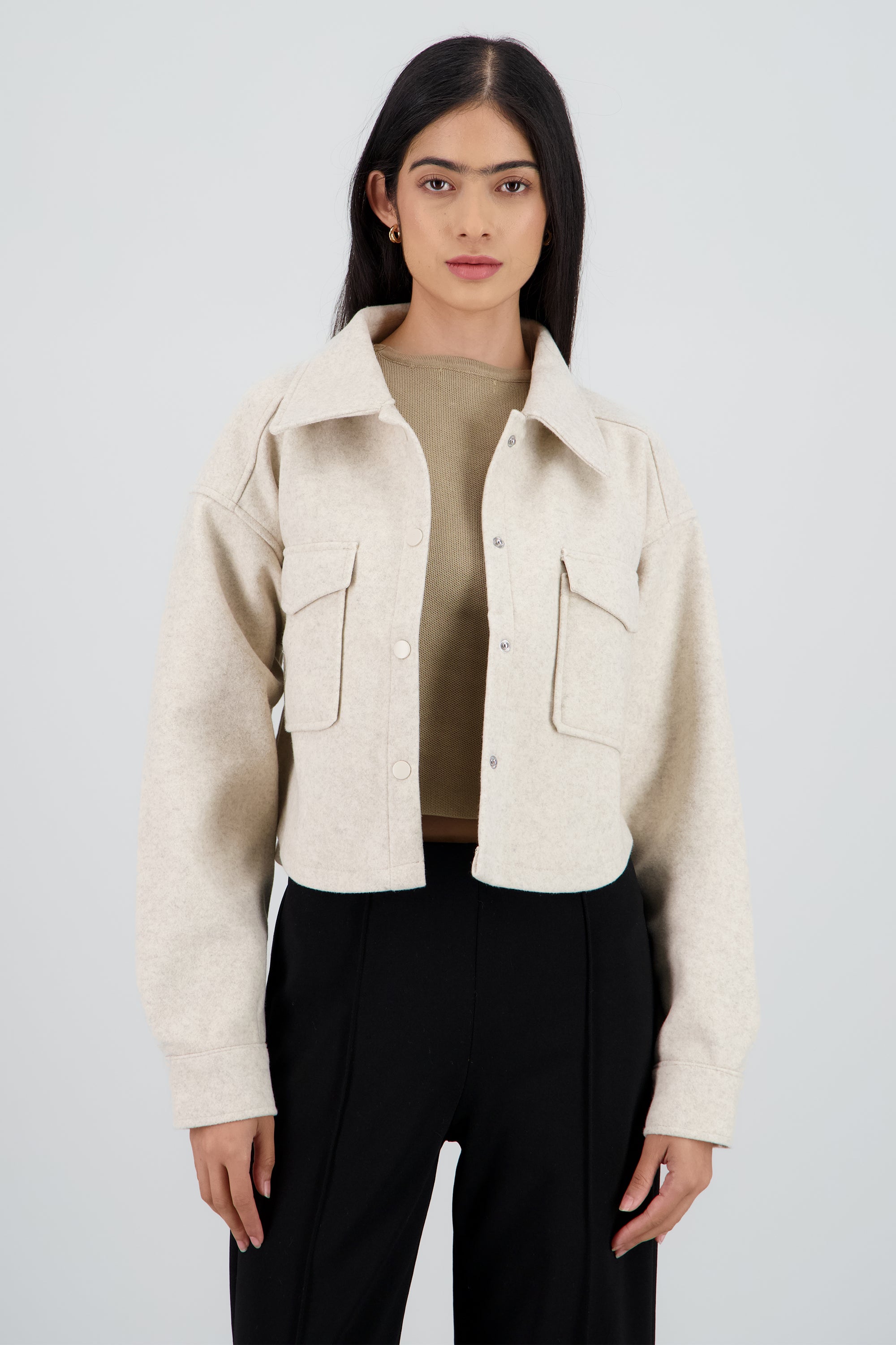 Chamarra corta lisa con bolsas HUESO