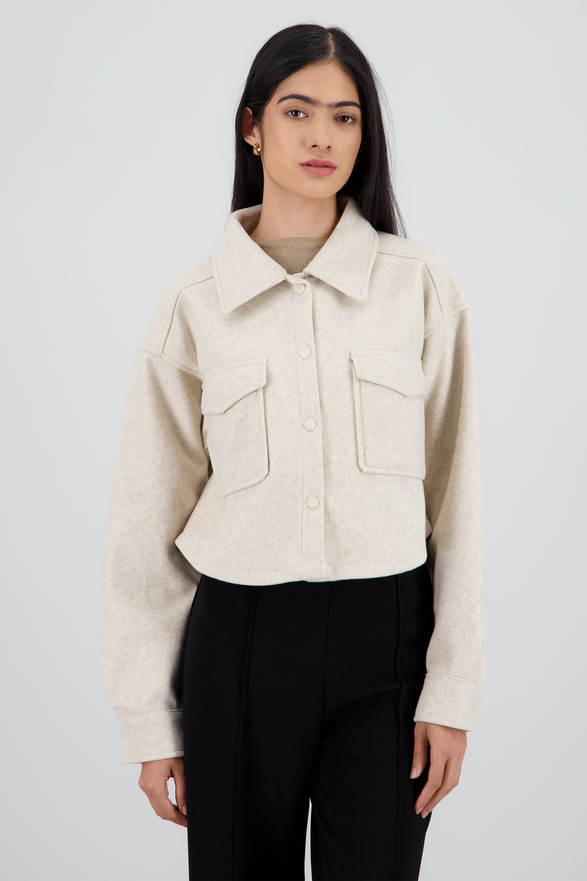 Chamarra corta lisa con bolsas HUESO