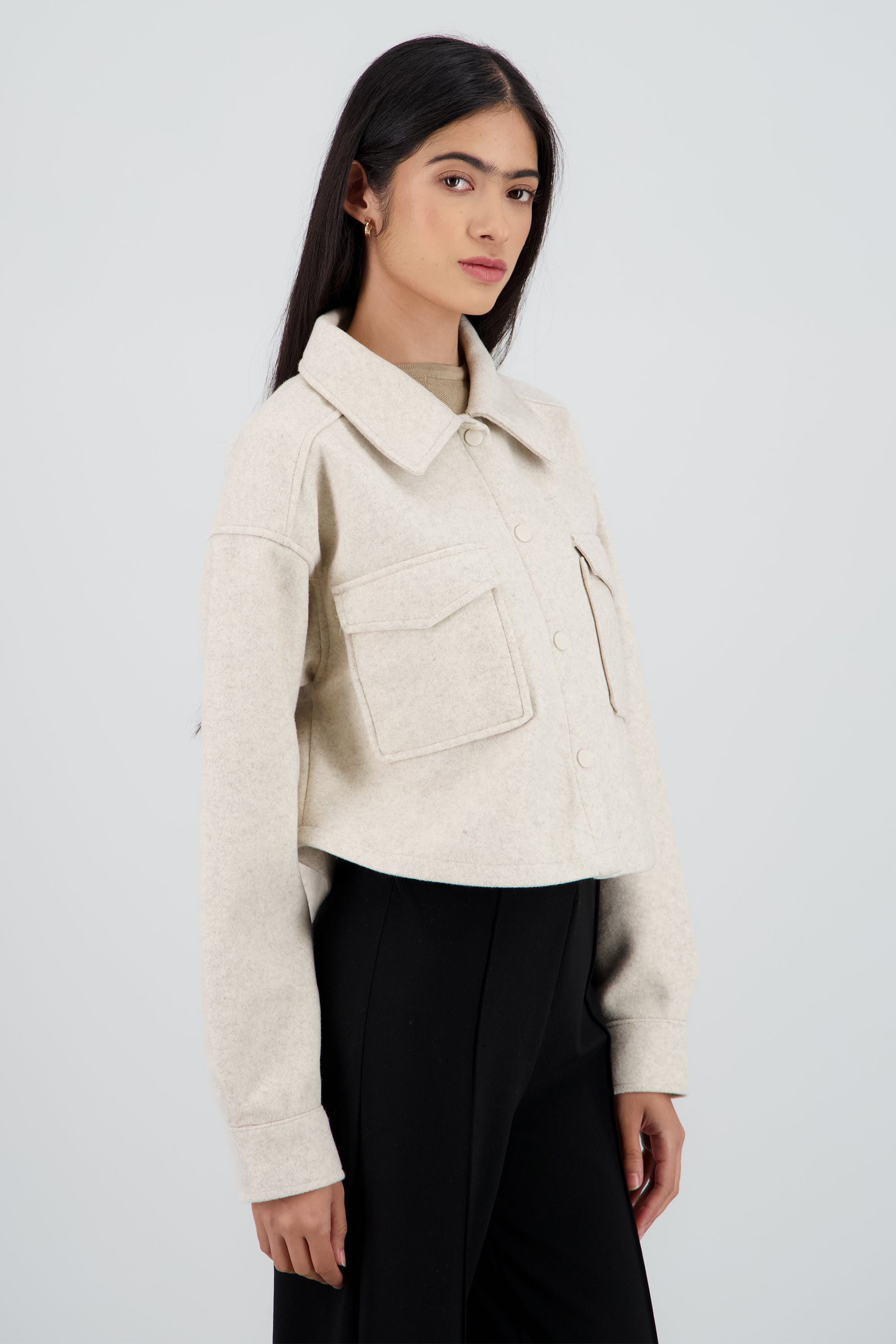 Chamarra corta lisa con bolsas HUESO