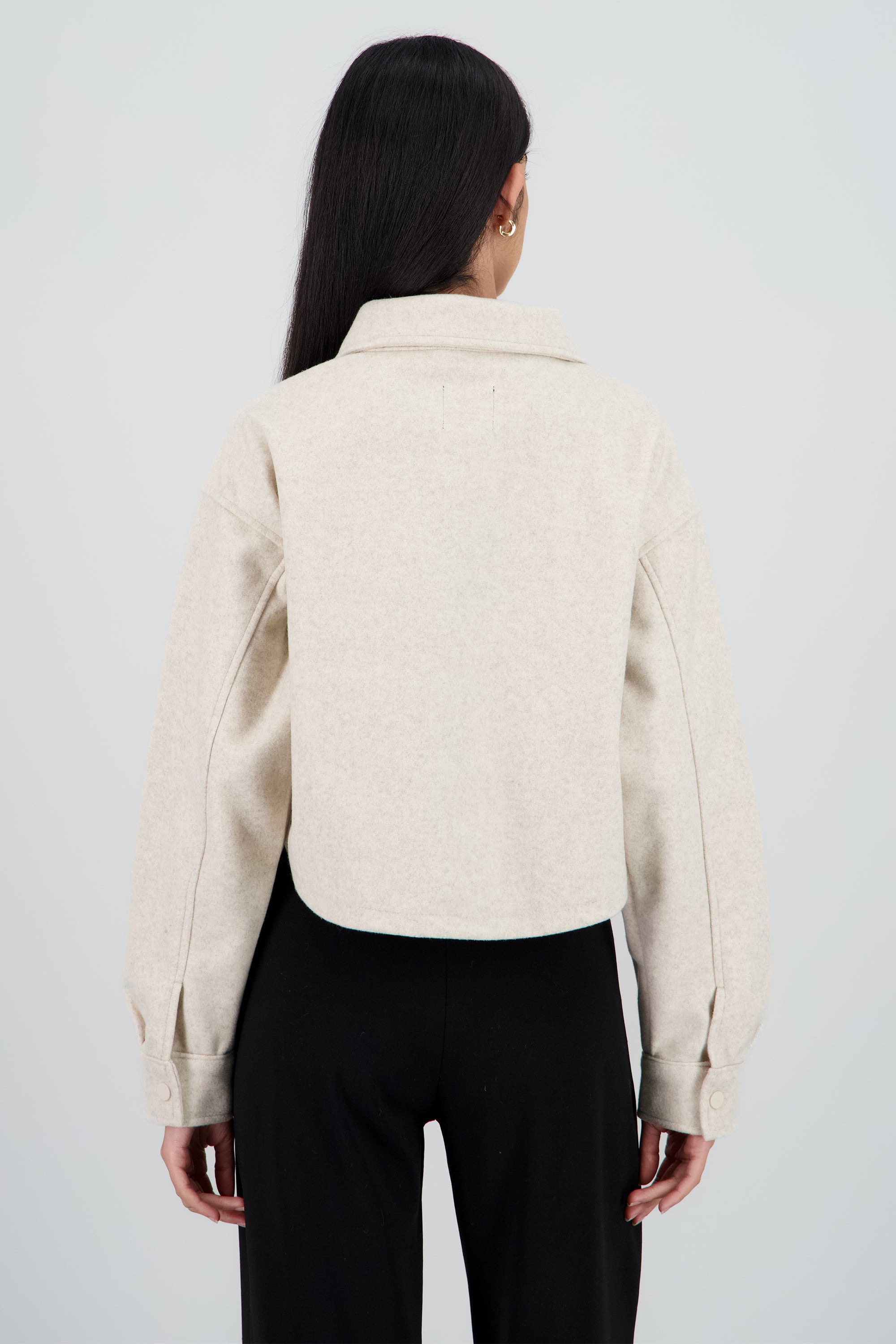 Chamarra corta lisa con bolsas HUESO