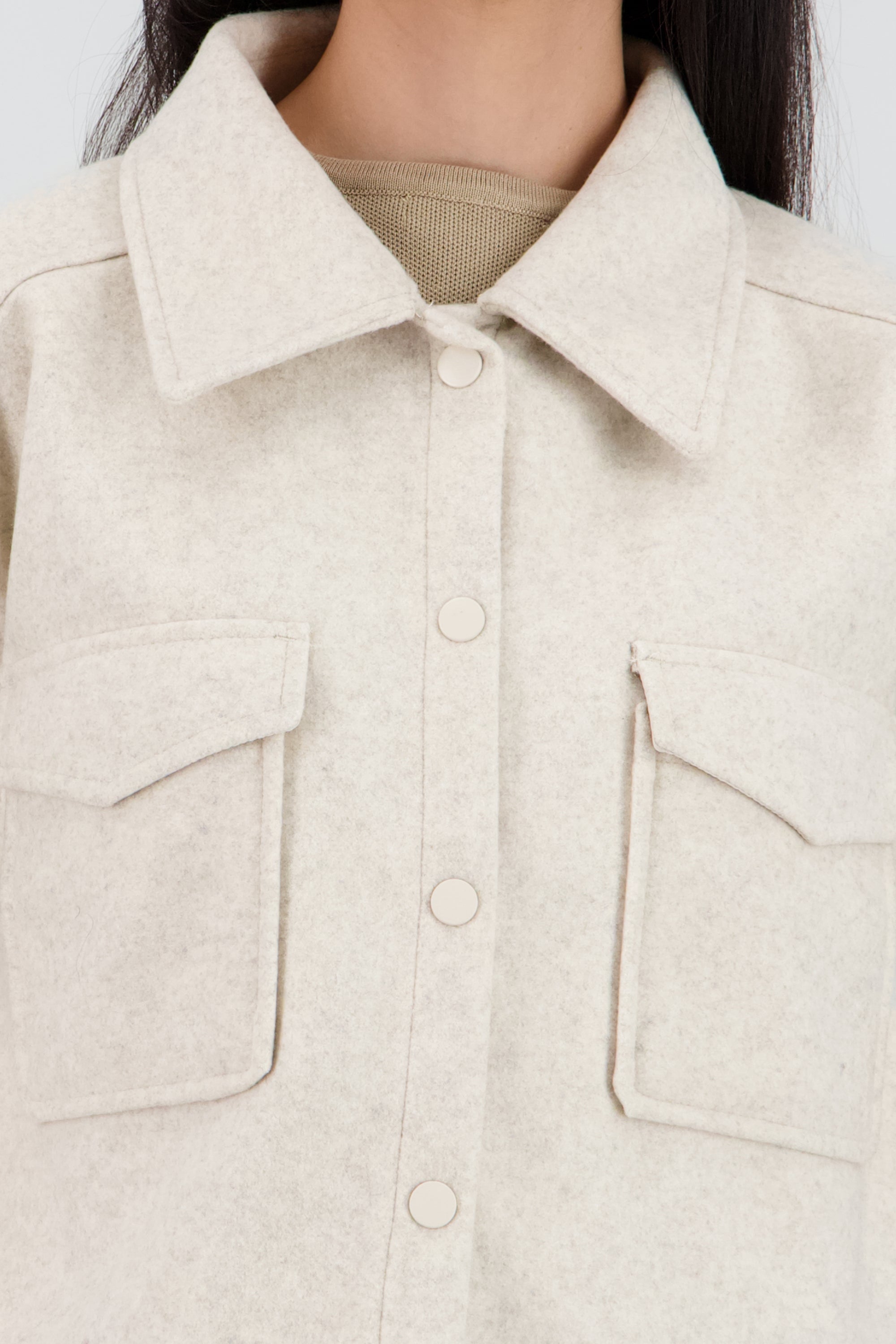 Chamarra corta lisa con bolsas HUESO