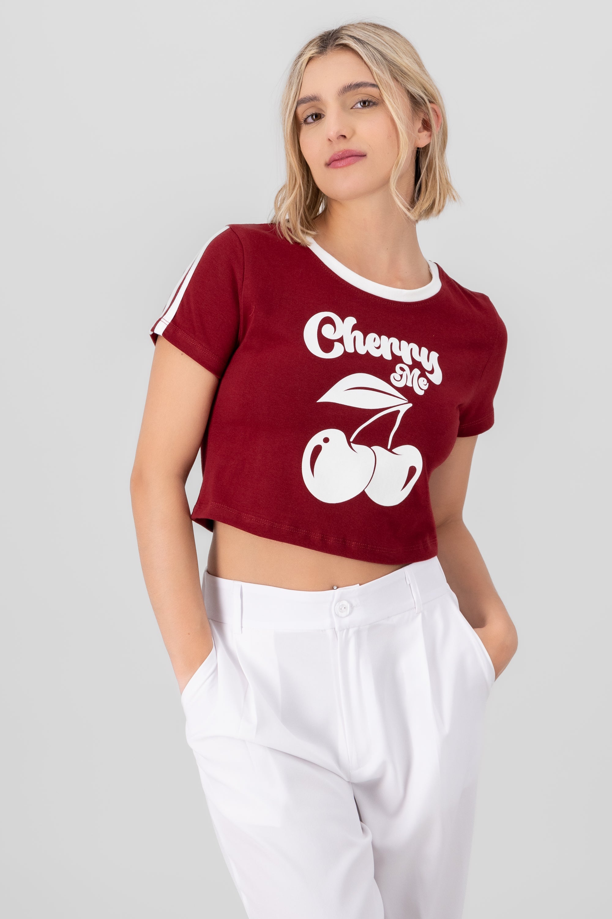 Playera crop contraste VINO