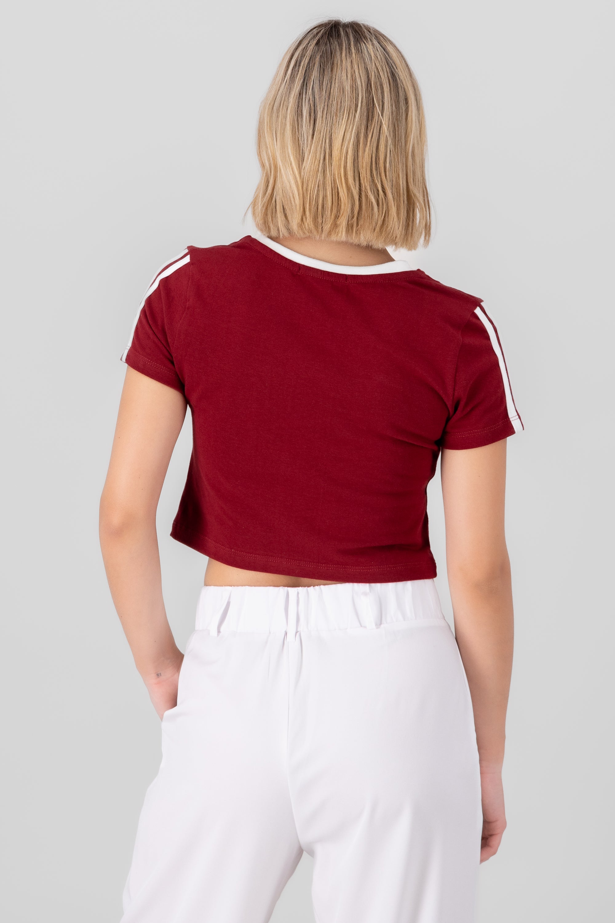 Playera crop contraste VINO