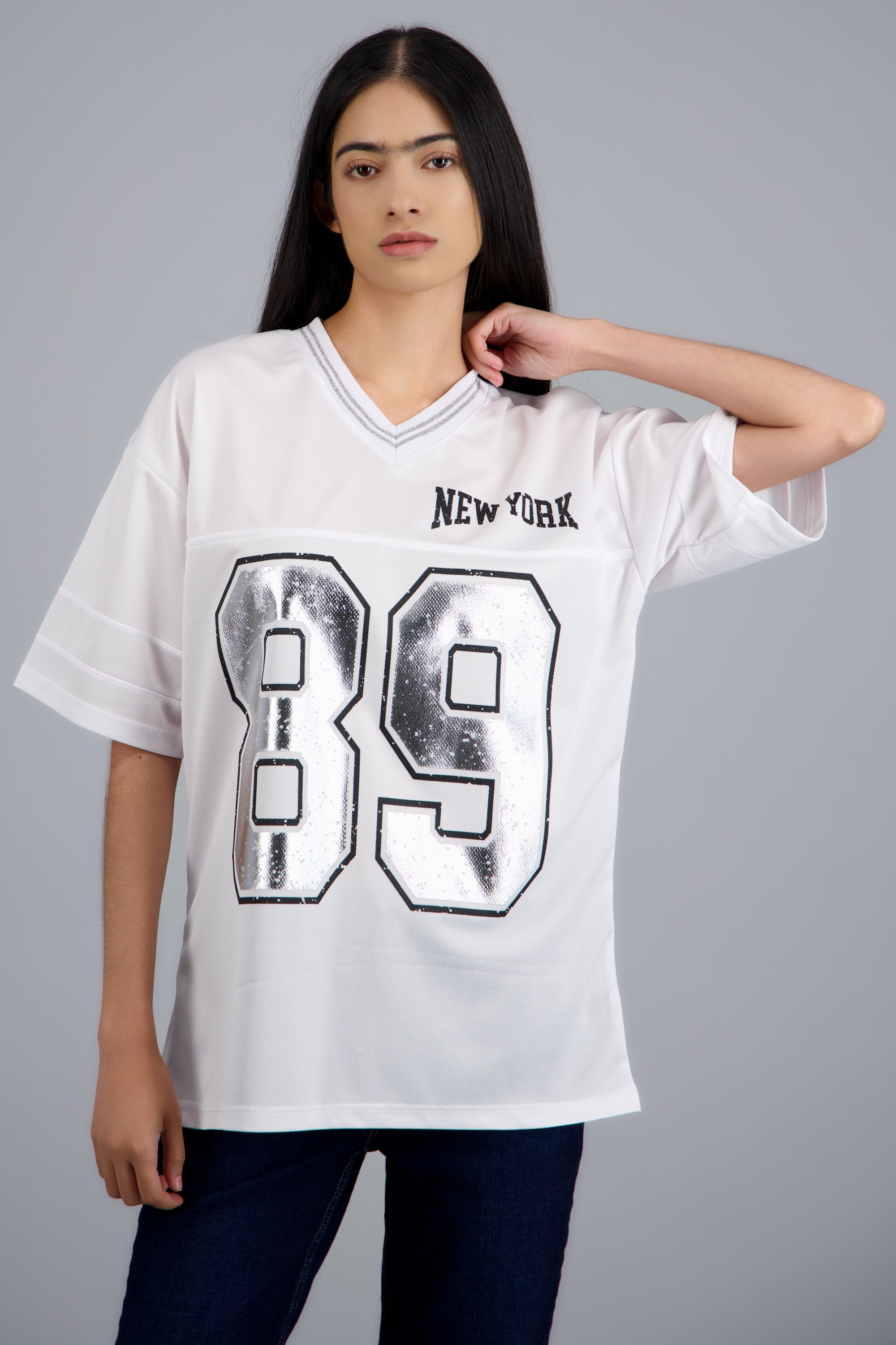 Playera oversized estampado numero PLATA