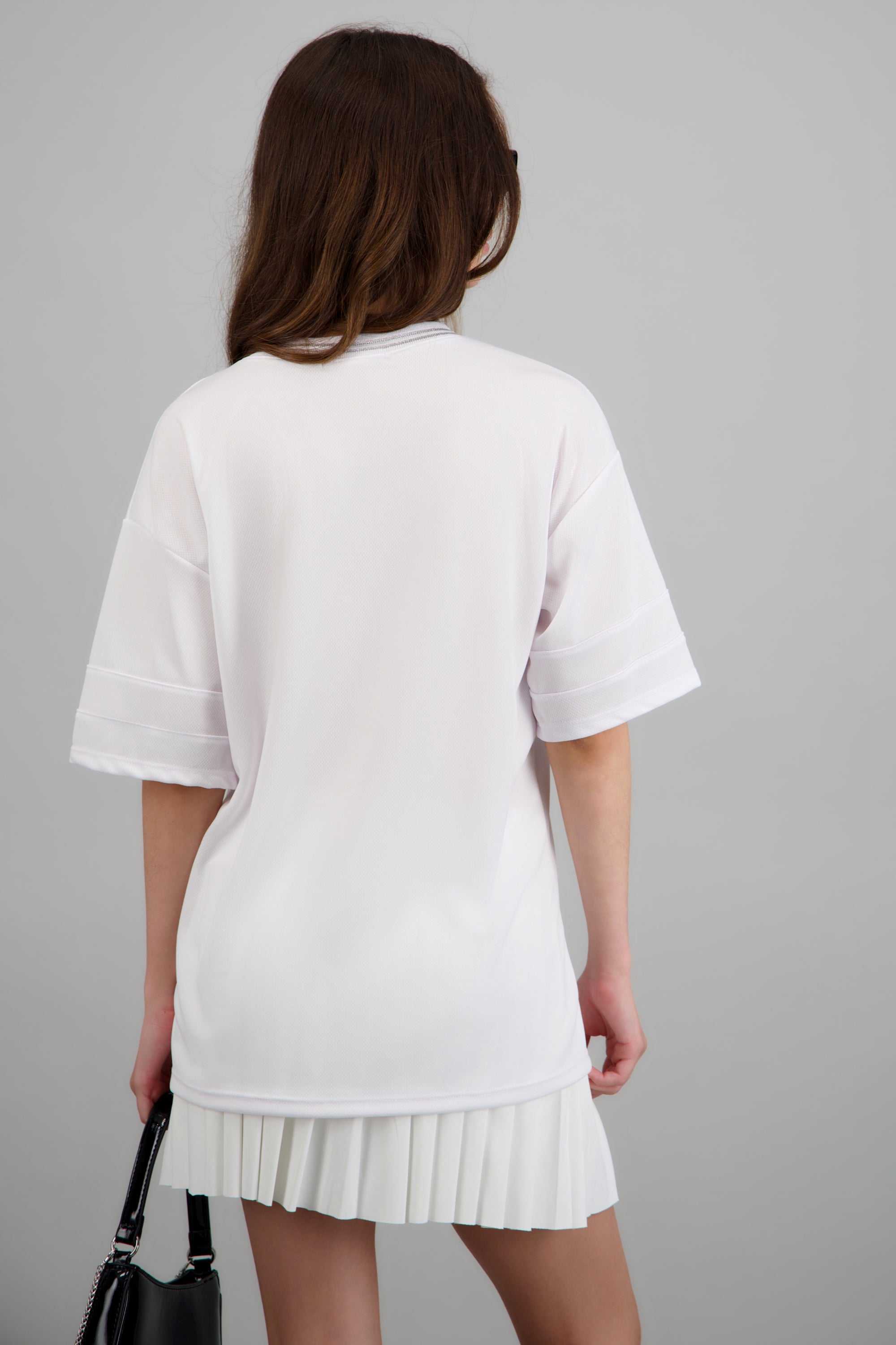 Playera oversized estampado numero PLATA