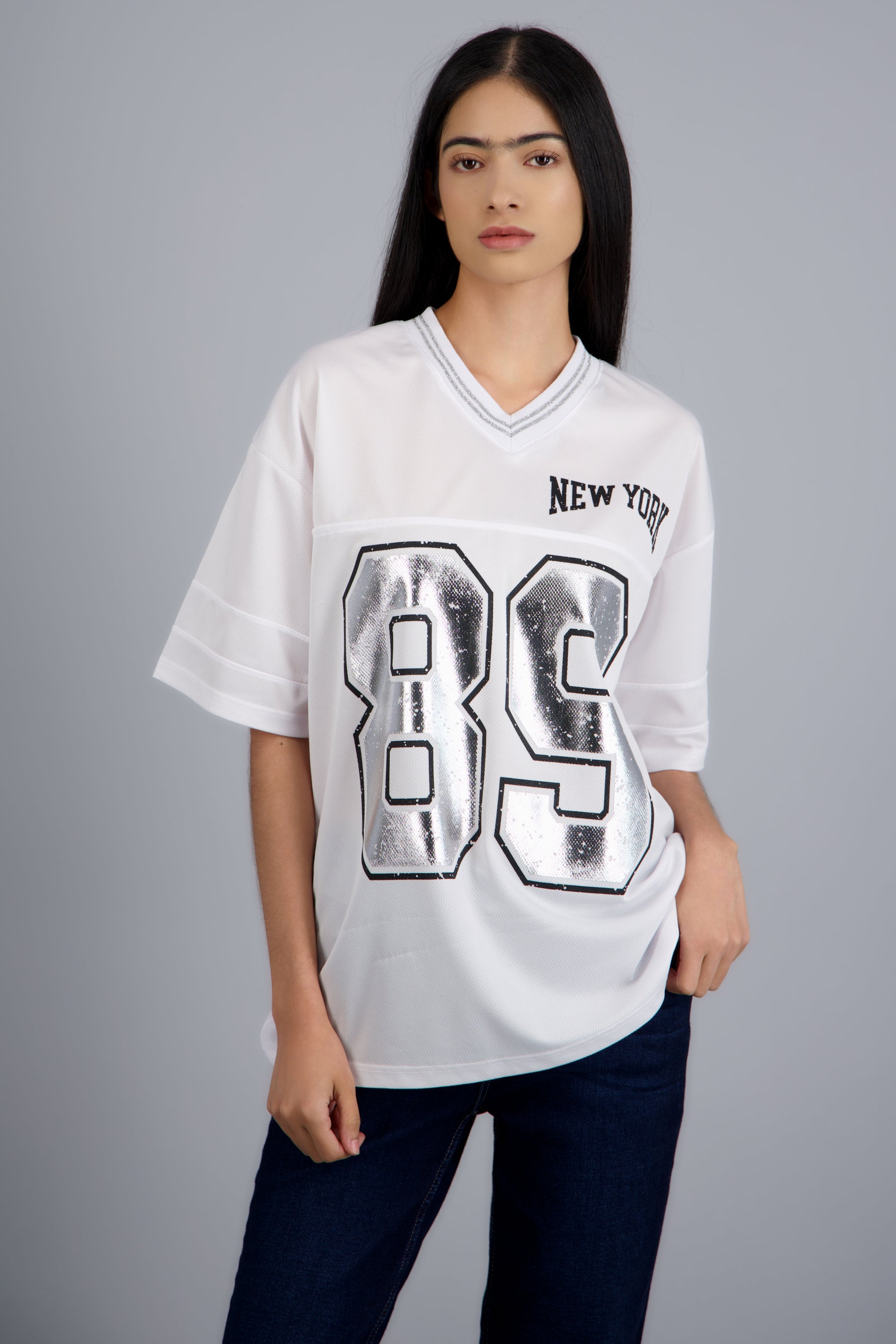 Playera oversized estampado numero PLATA