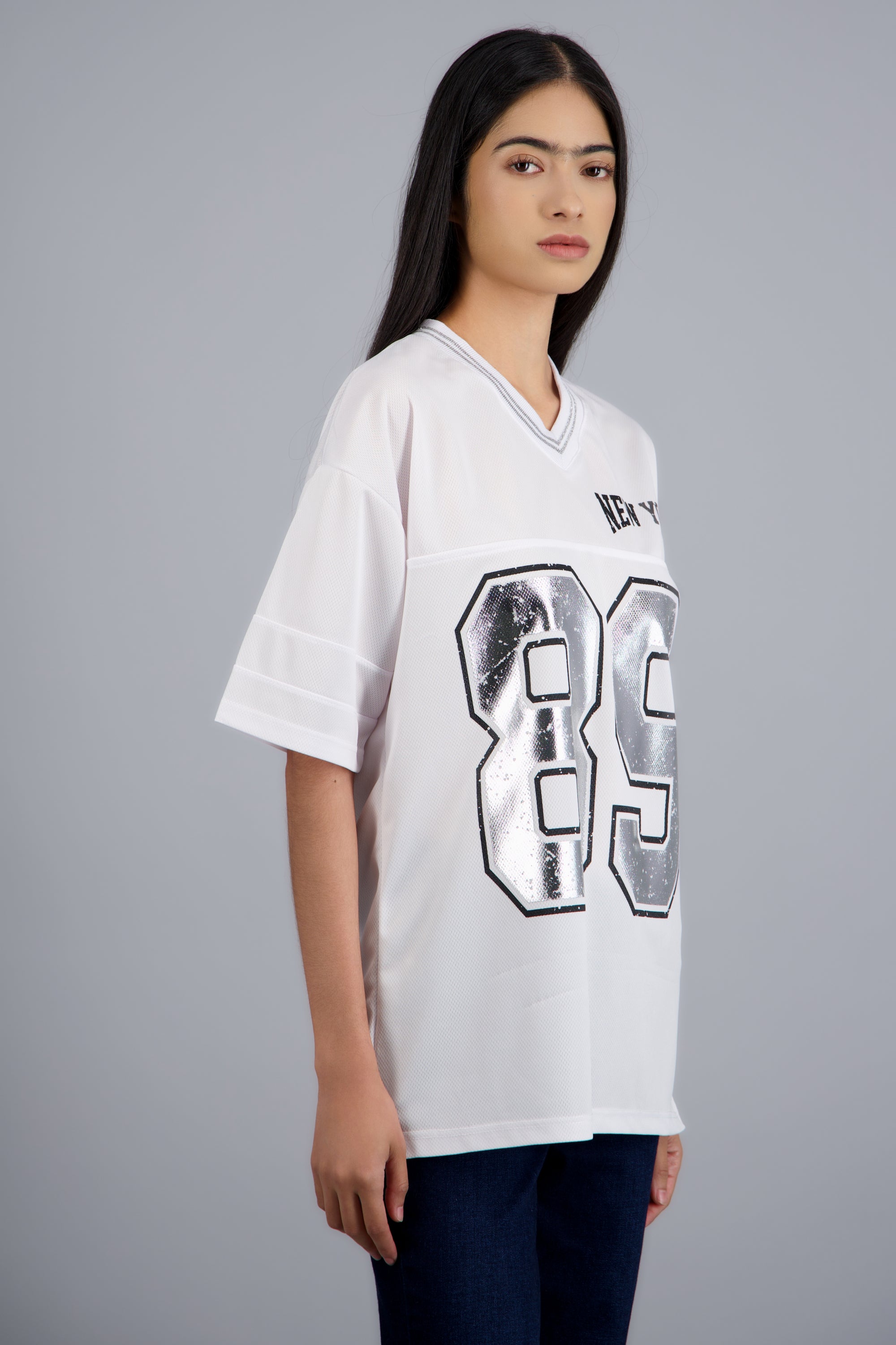 Playera oversized estampado numero PLATA