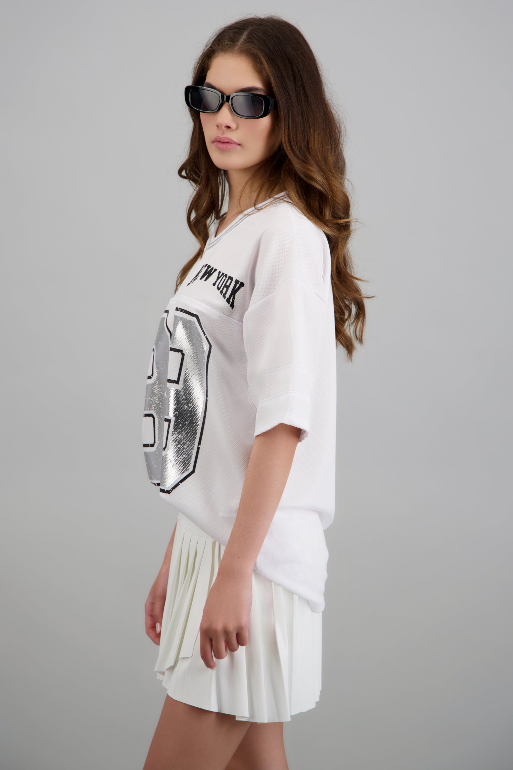 Playera oversized estampado numero PLATA