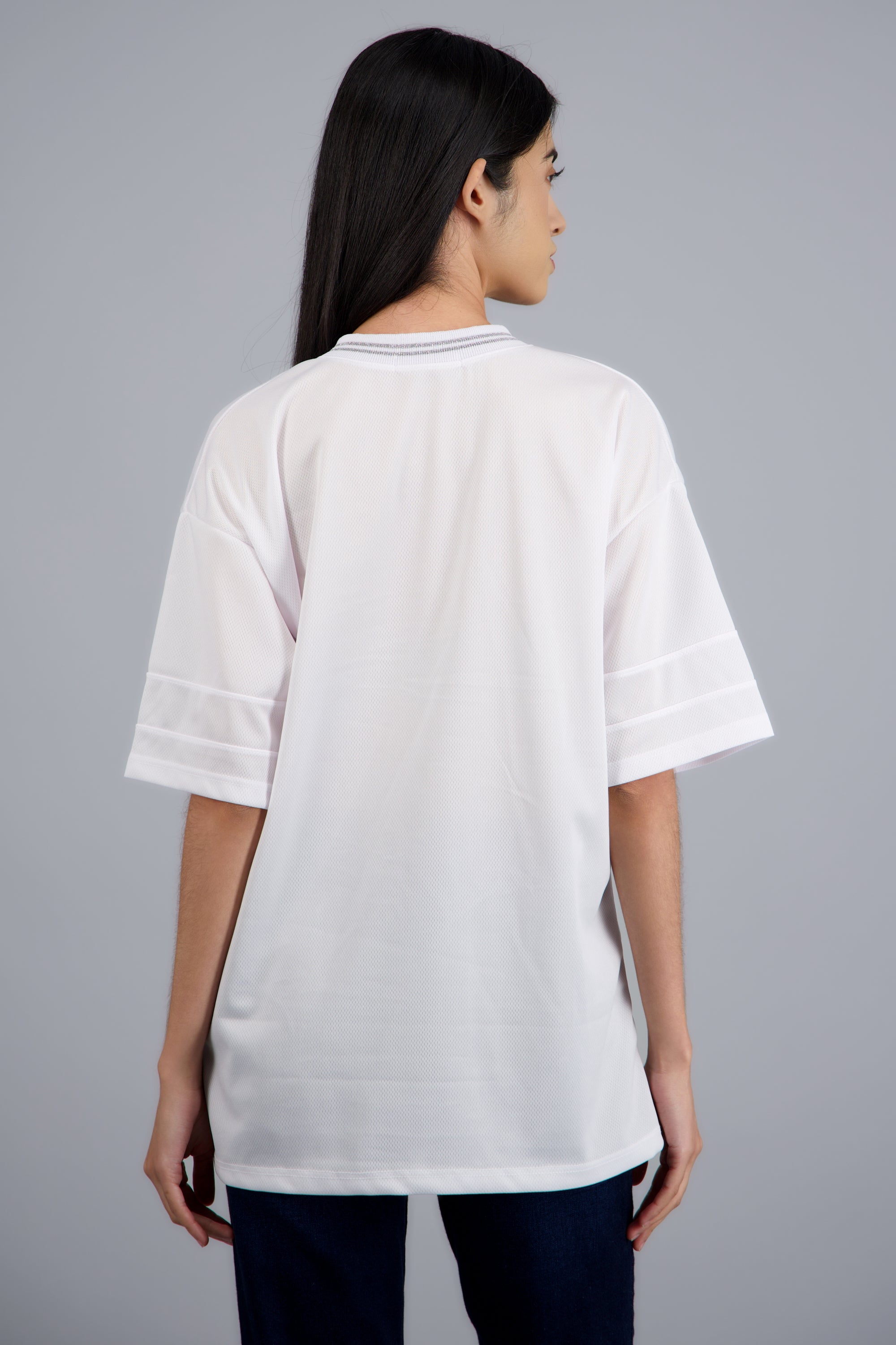 Playera oversized estampado numero PLATA