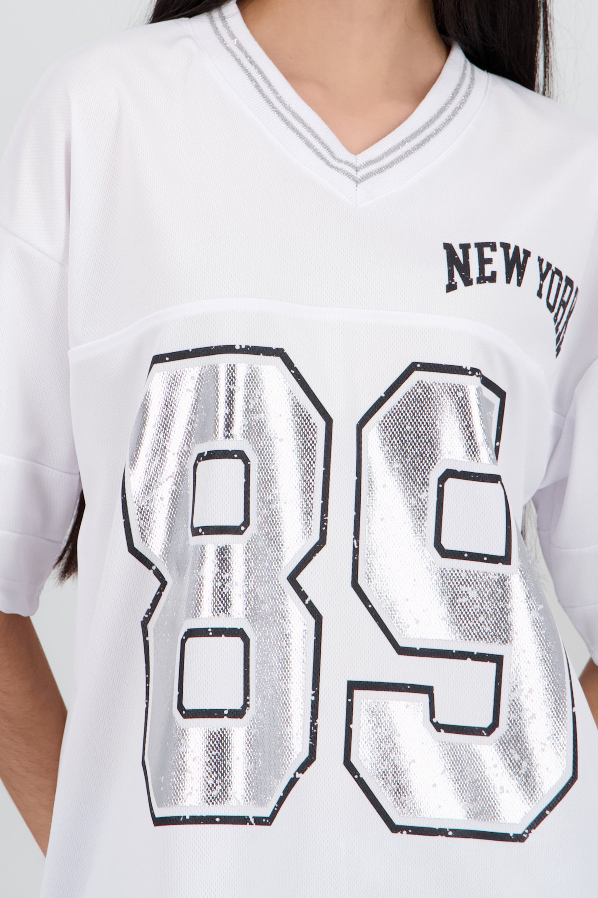 Playera oversize estampado numero PLATA