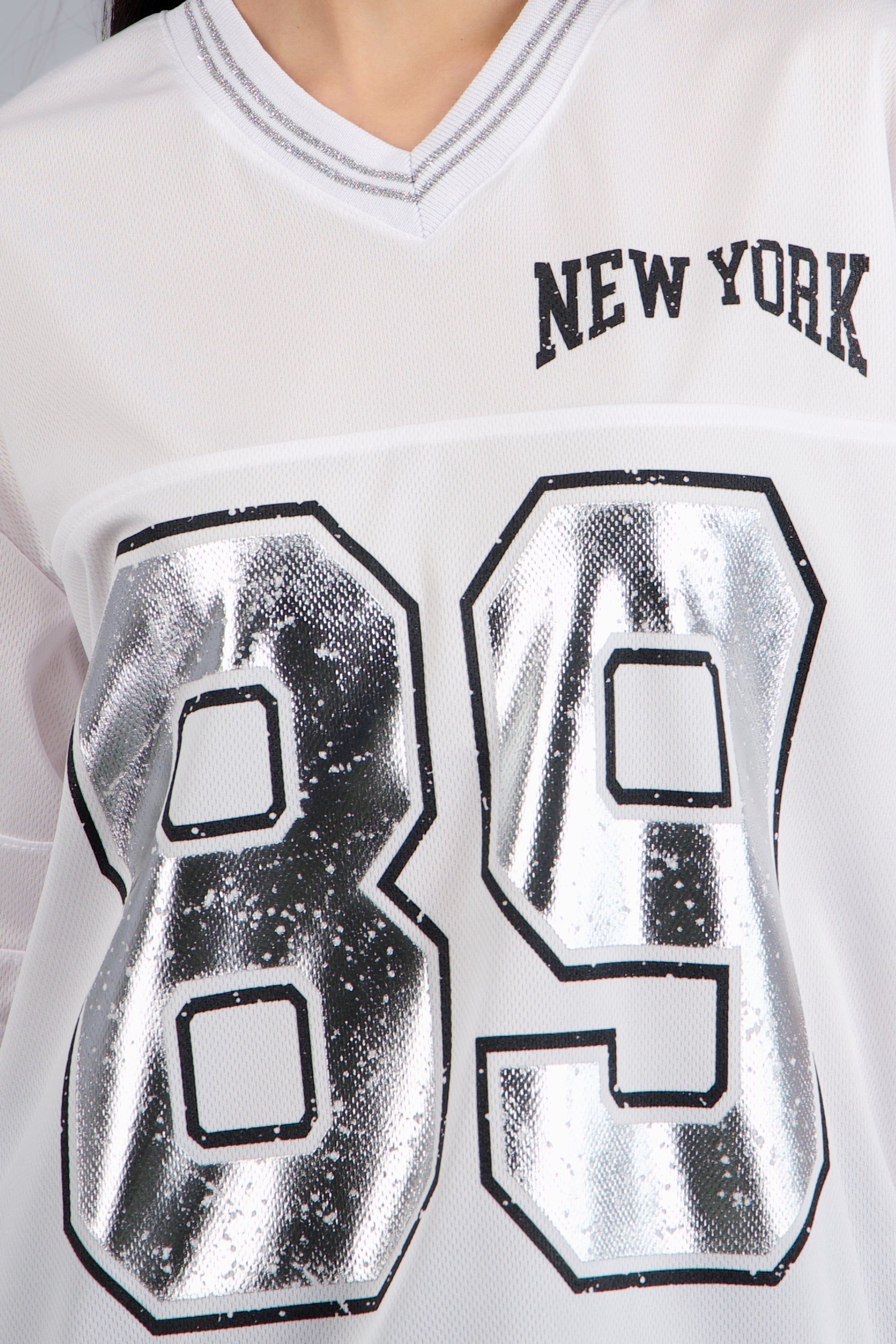 Playera oversized estampado numero PLATA