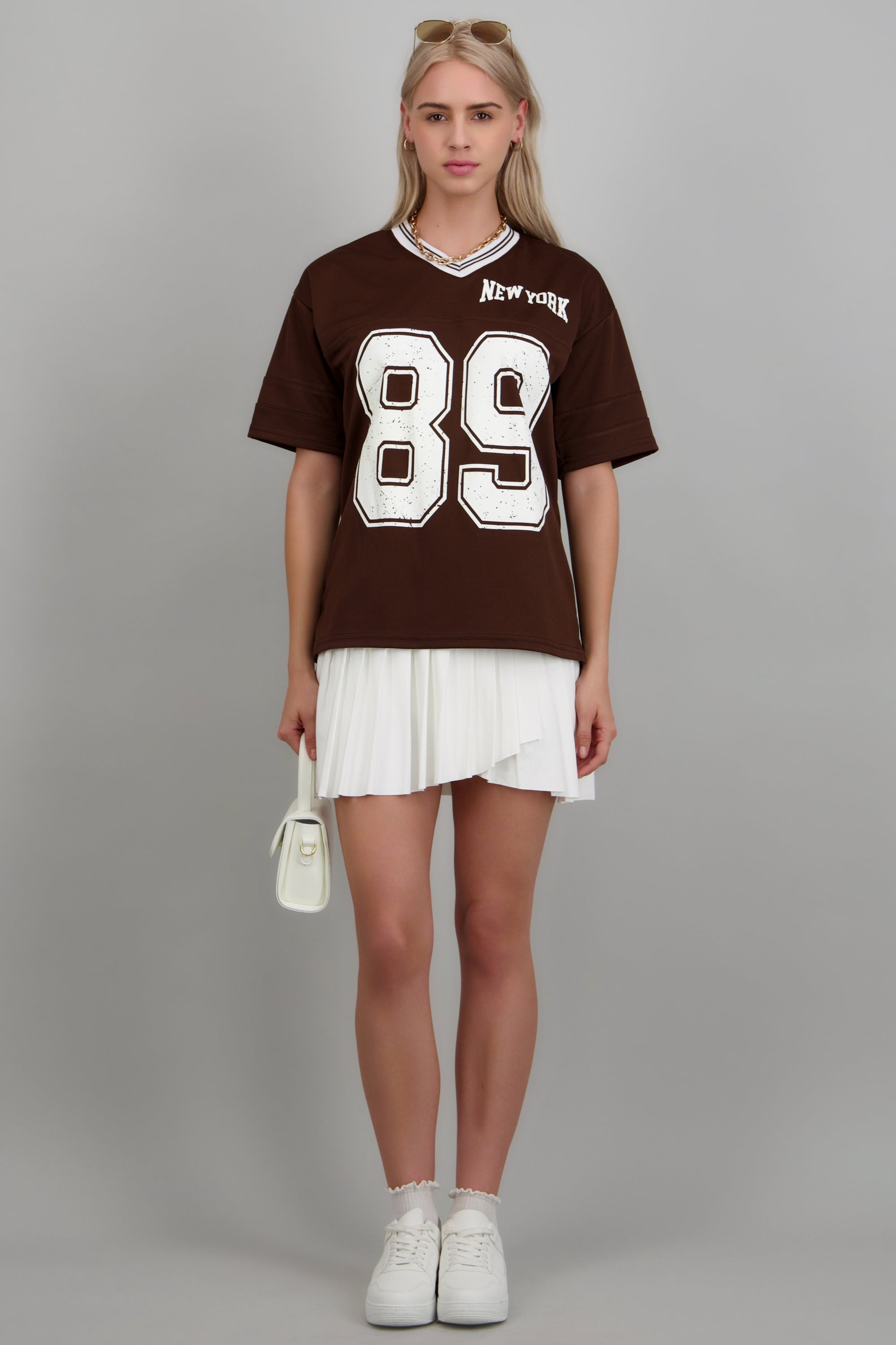 Playera oversized estampado numero CHOCOLATE