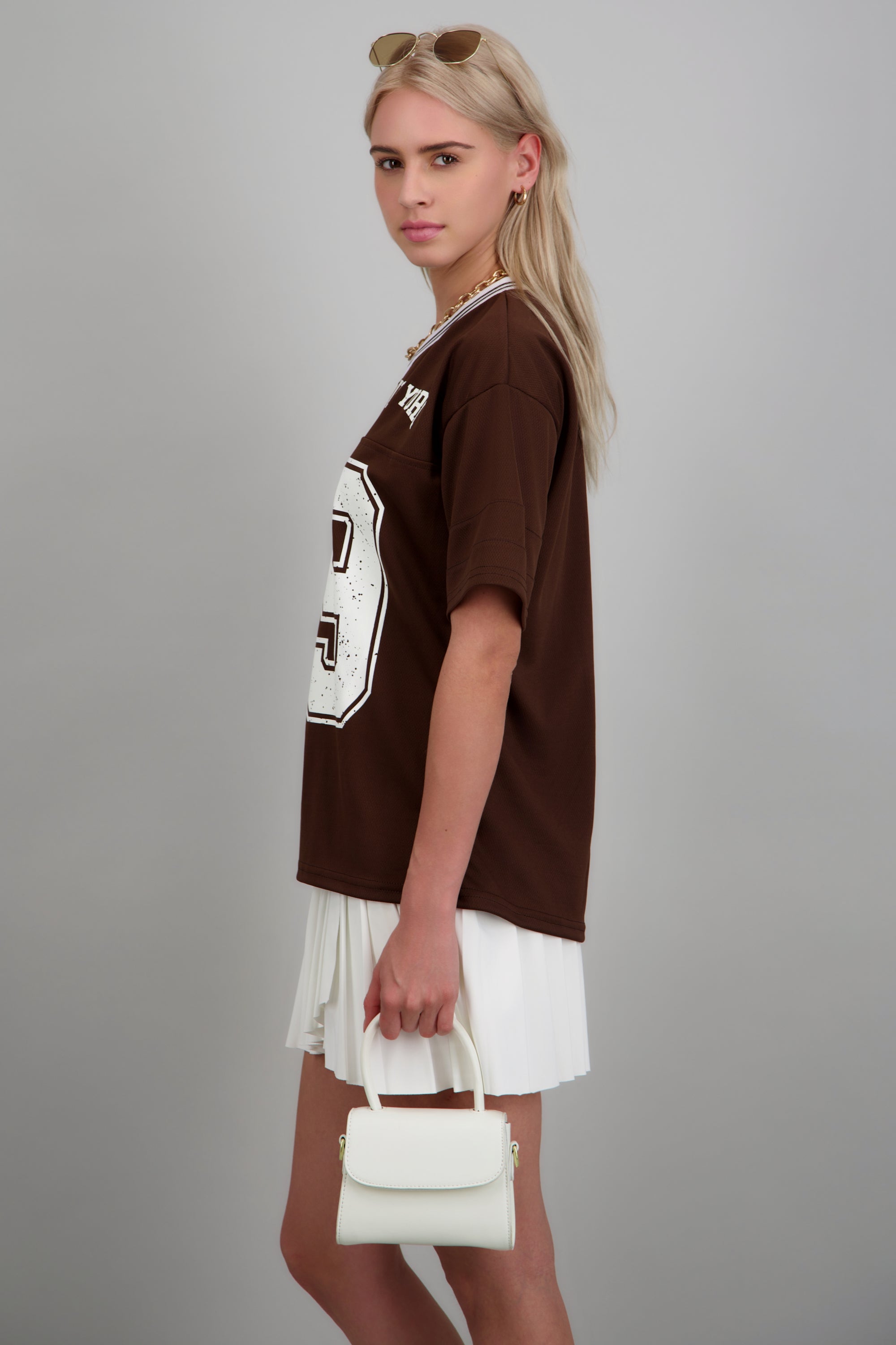 Playera oversized estampado numero CHOCOLATE