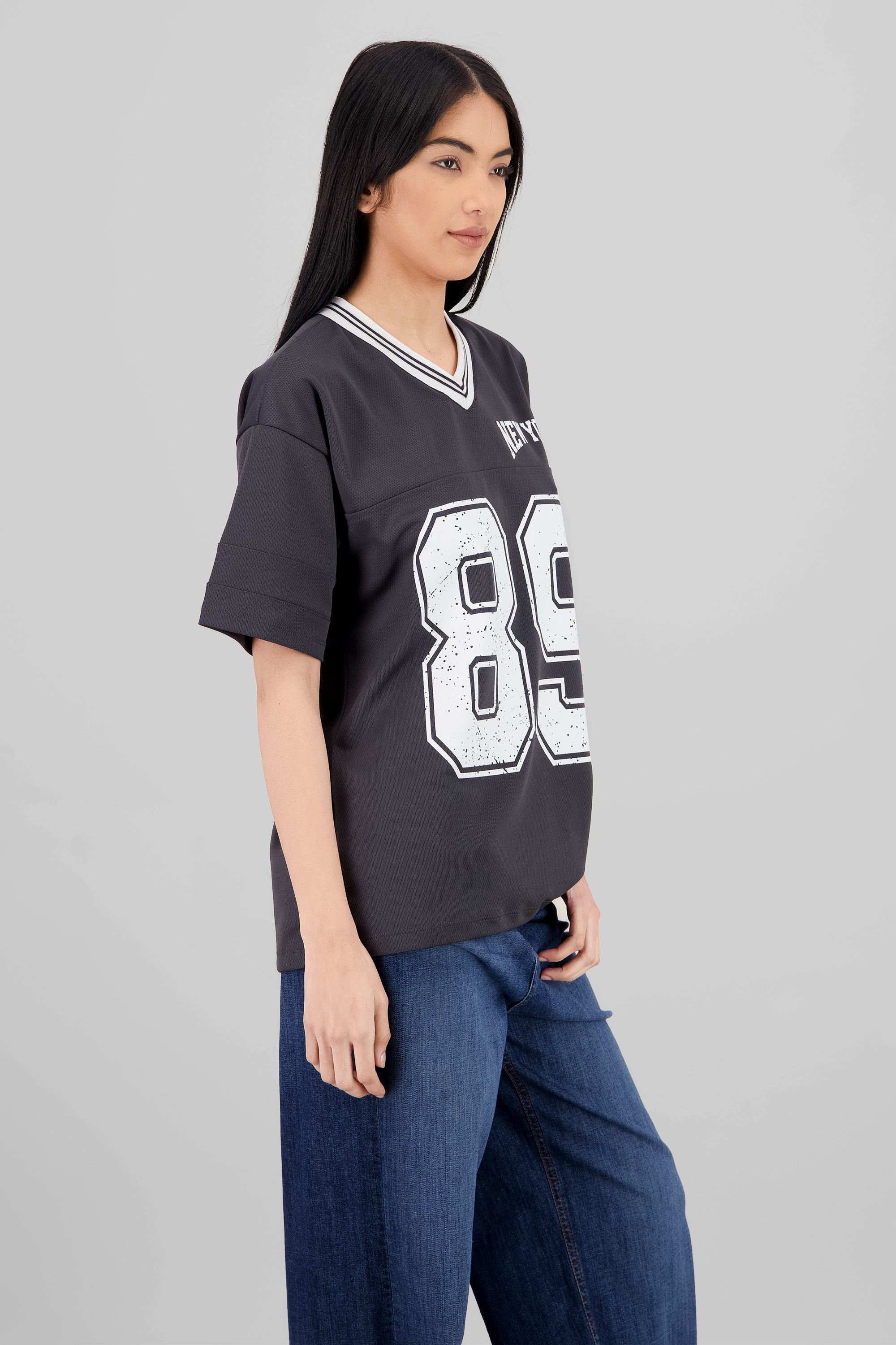 Playera oversize estampado numero GRIS OBSCURO