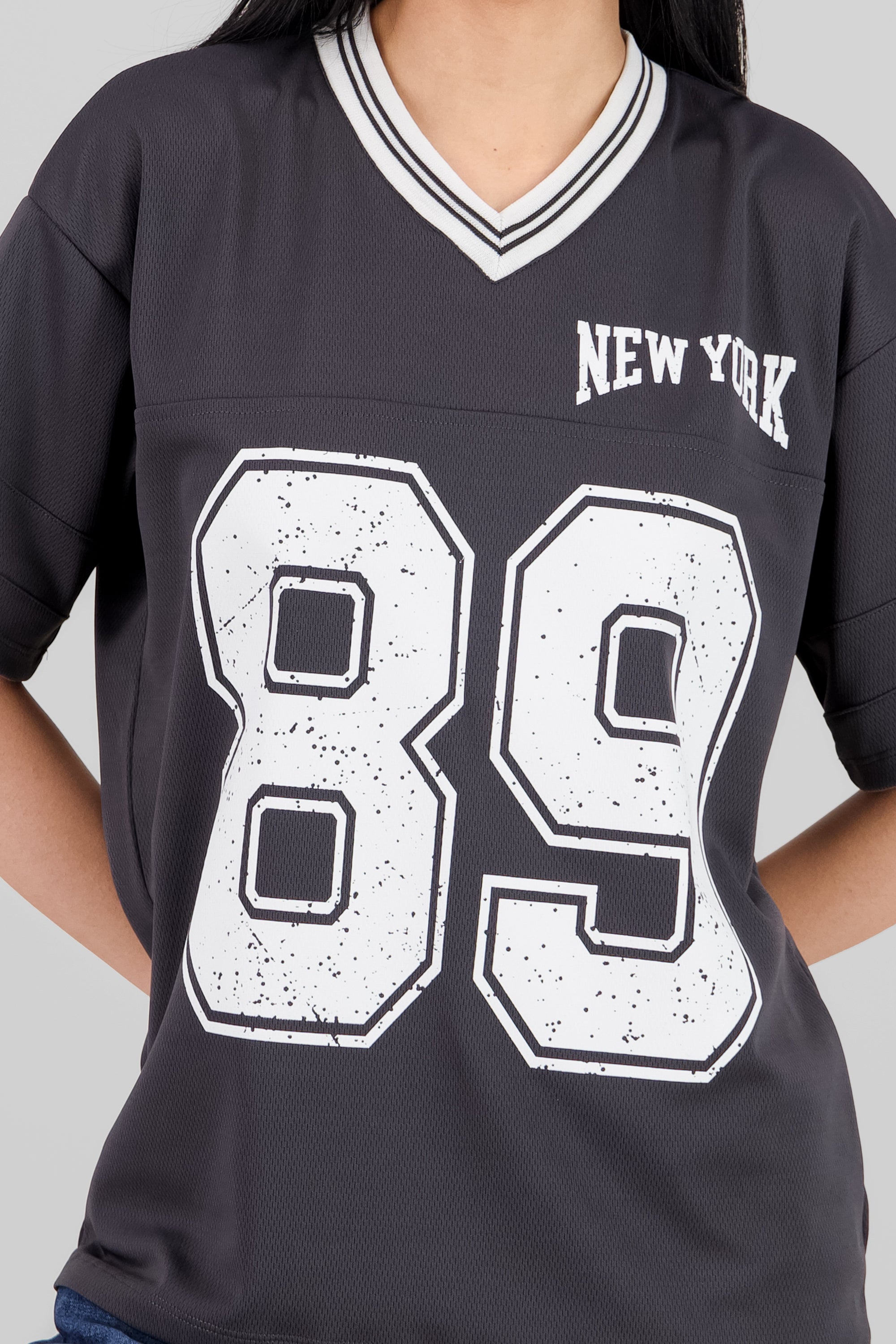 Playera oversize estampado numero GRIS OBSCURO