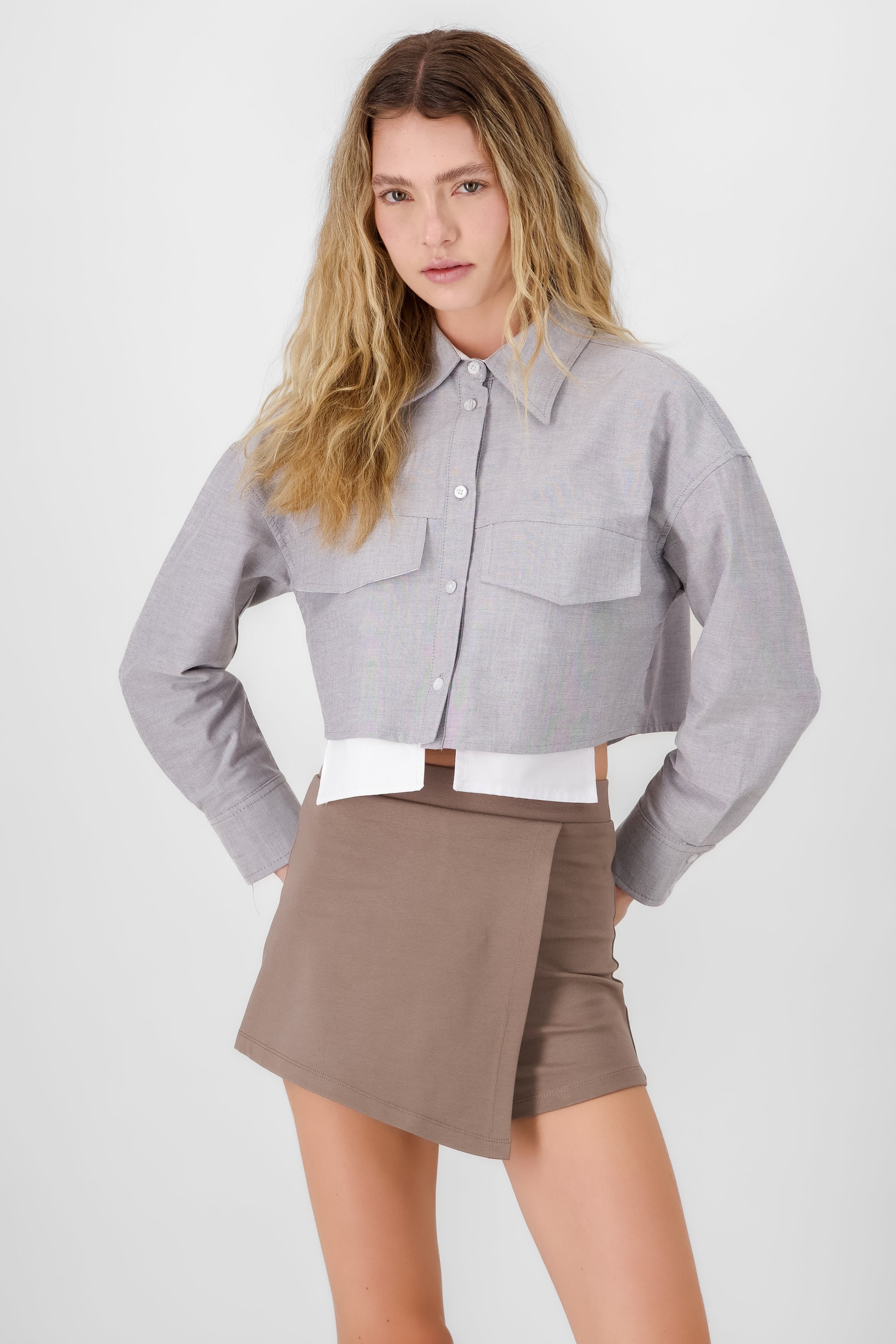 Camisa crop detalle bolsas GRIS