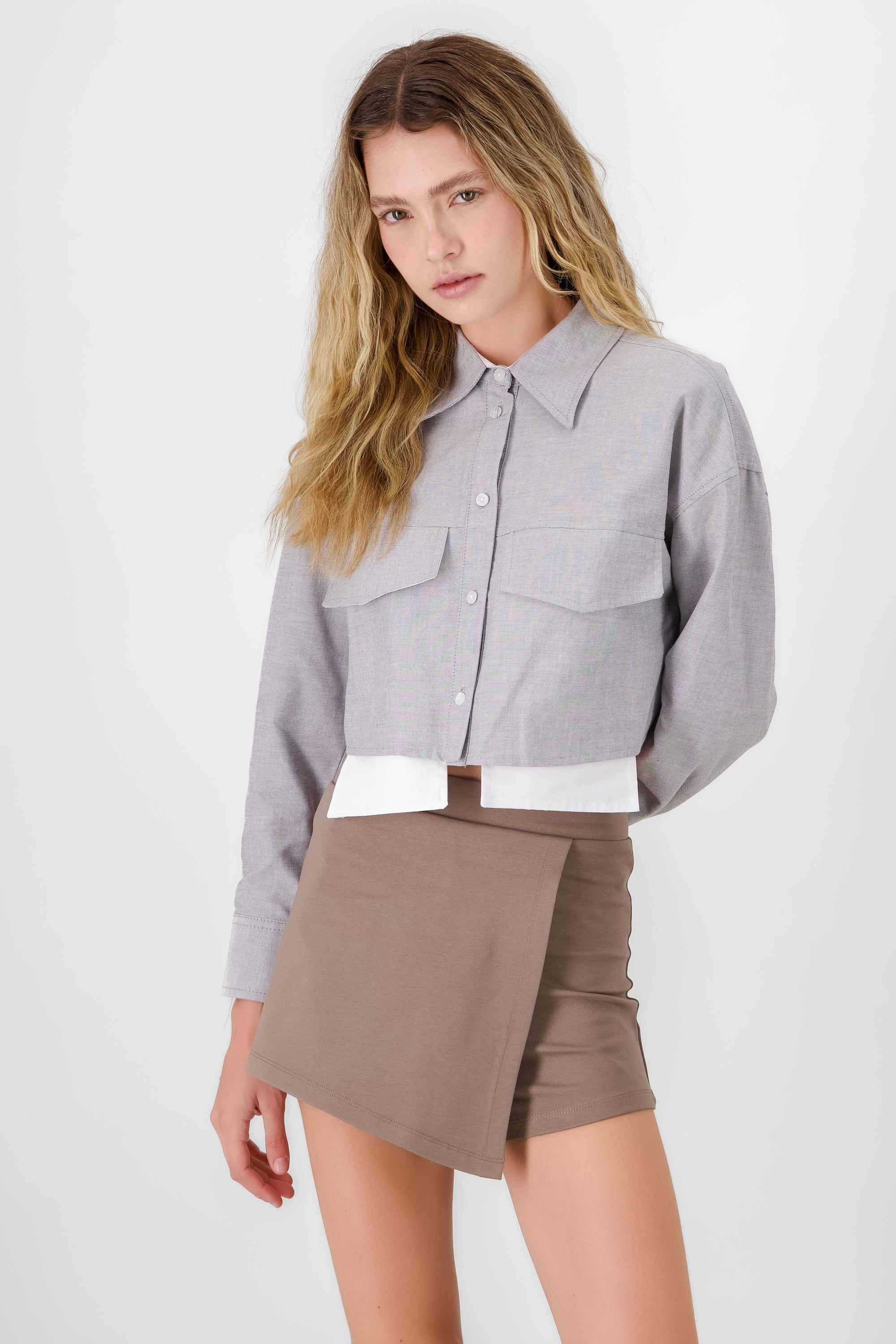 Camisa crop detalle bolsas GRIS