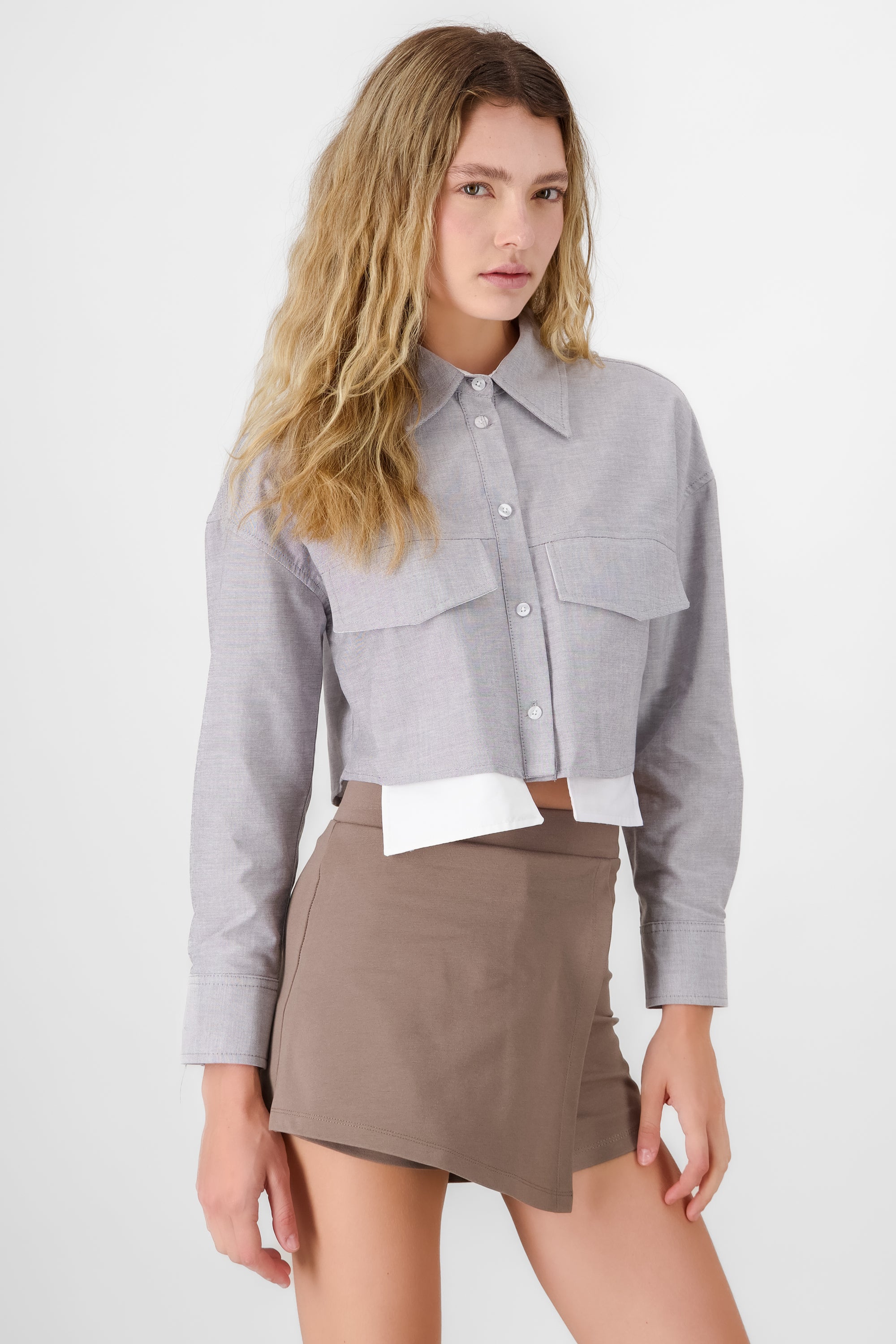 Camisa crop detalle bolsas GRIS