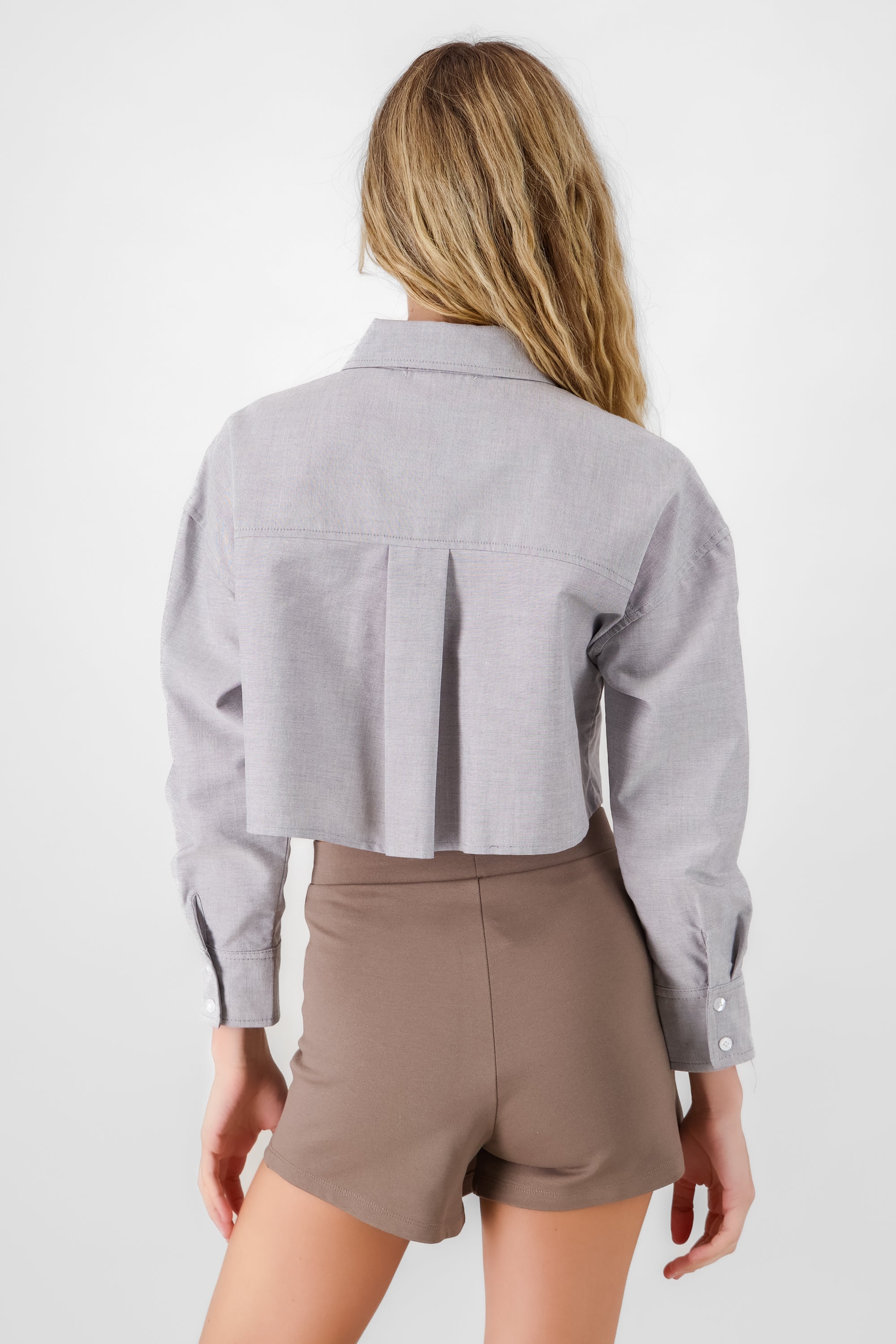 Camisa crop detalle bolsas GRIS