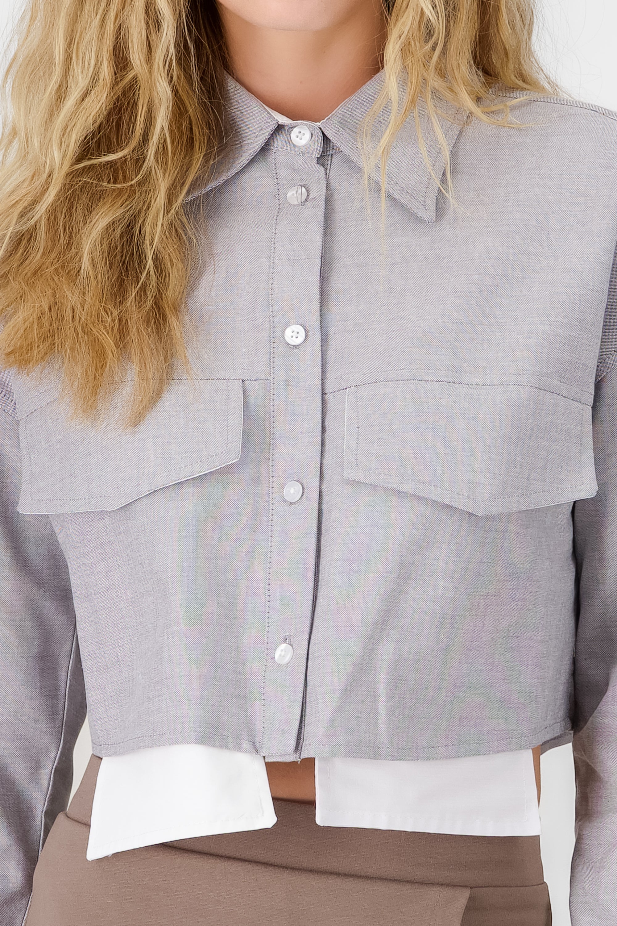 Camisa crop detalle bolsas GRIS