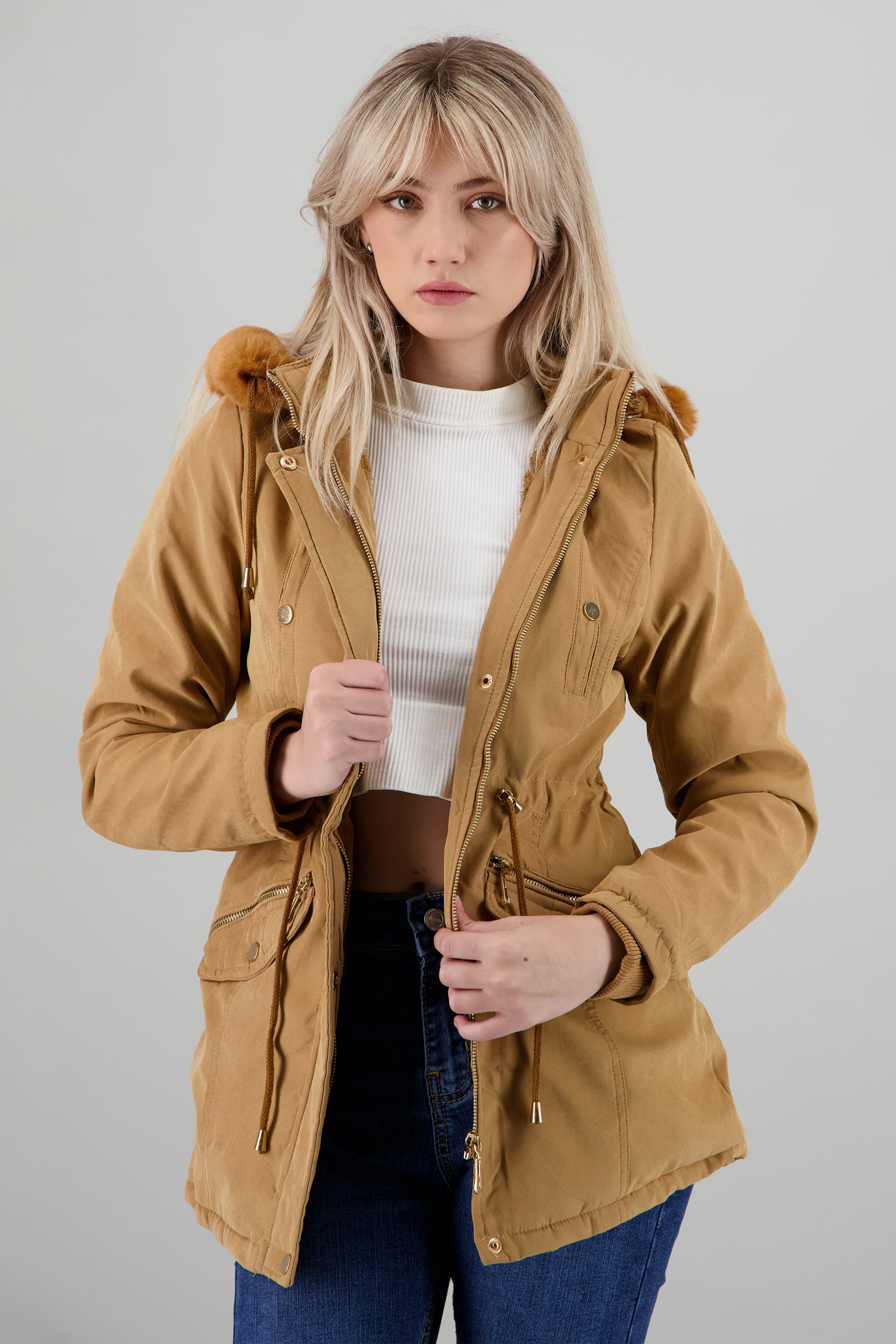 Gabardina bolsas cierre gorro KHAKI