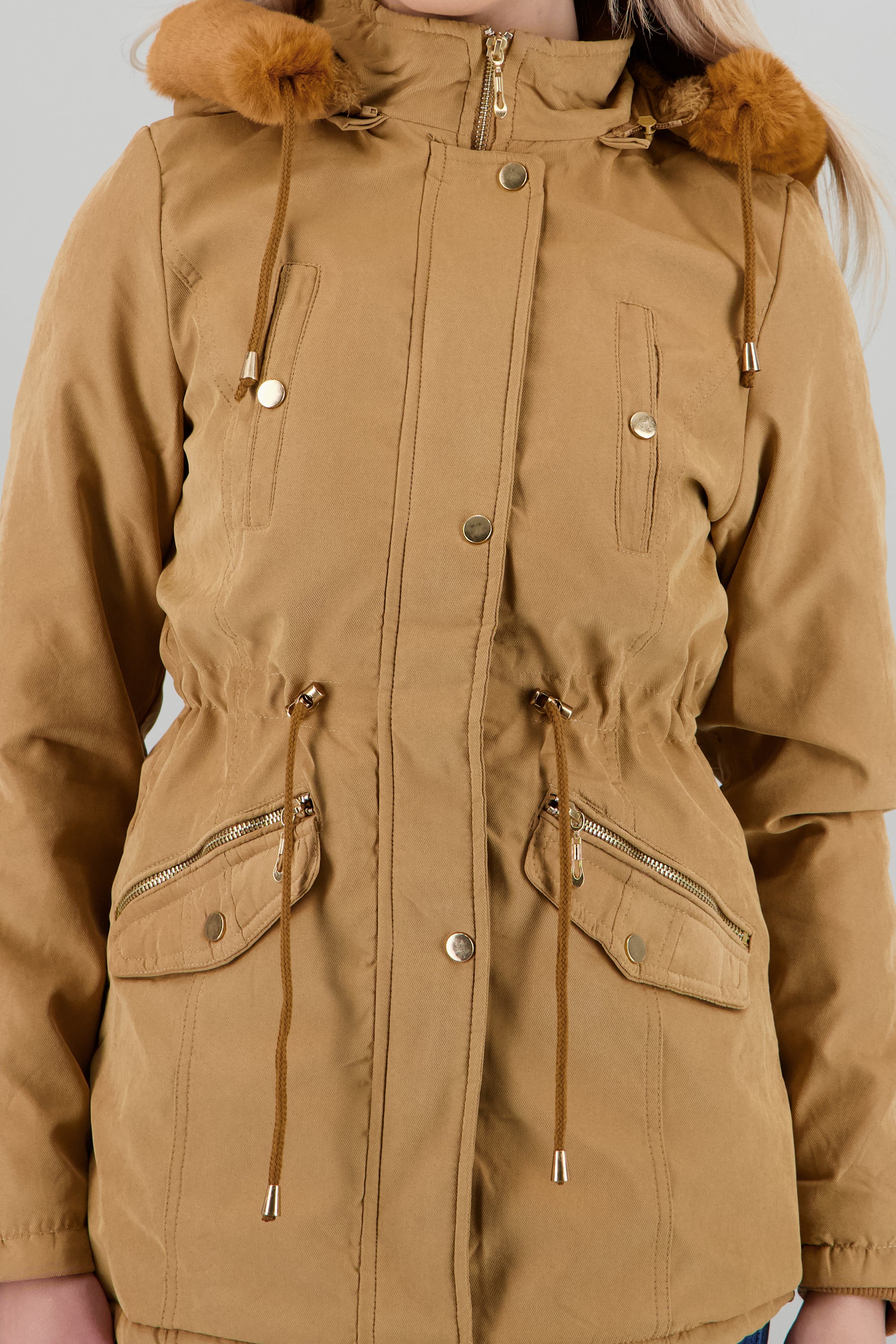 Gabardina bolsas cierre gorro KHAKI