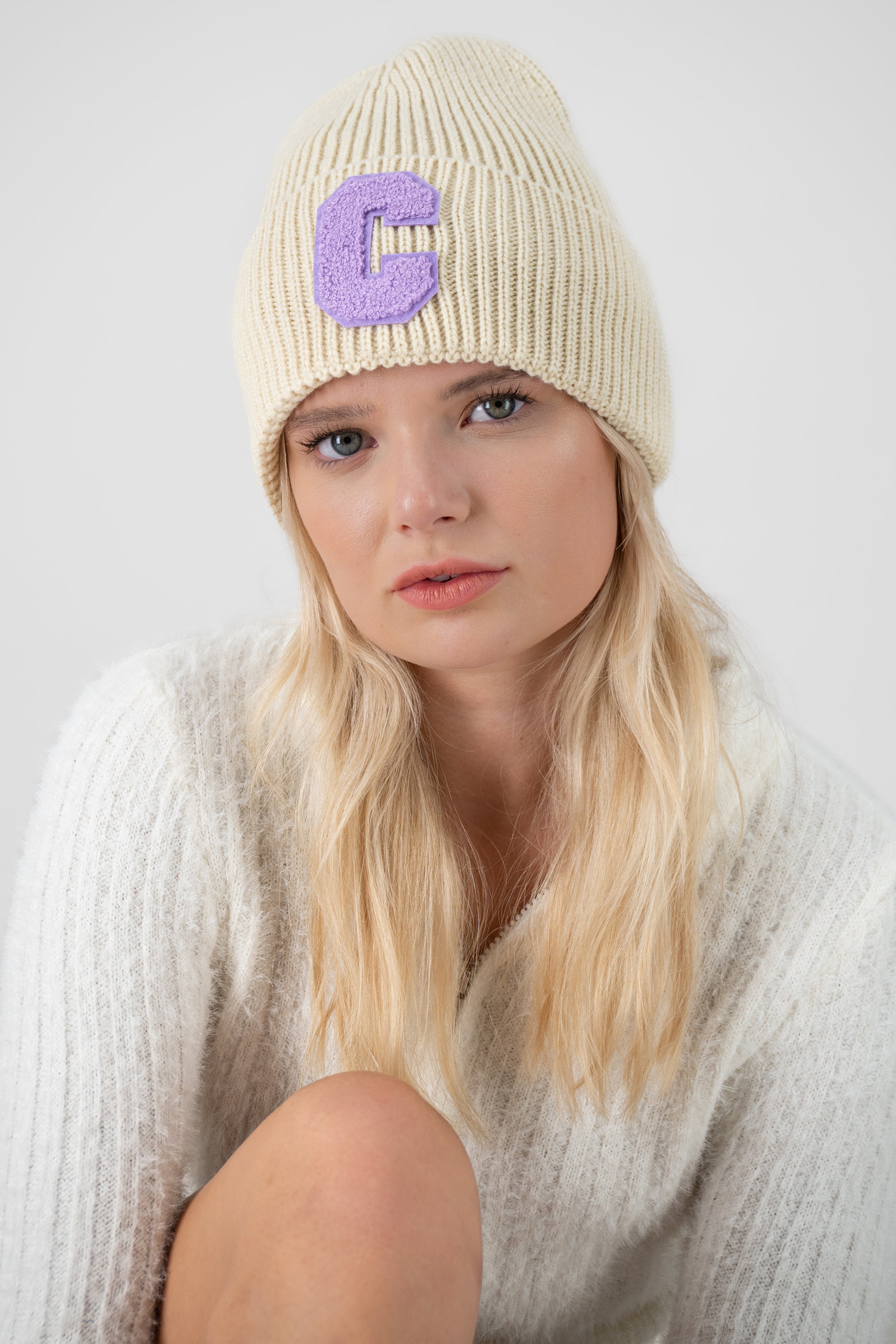 Beanie letra C BEIGE