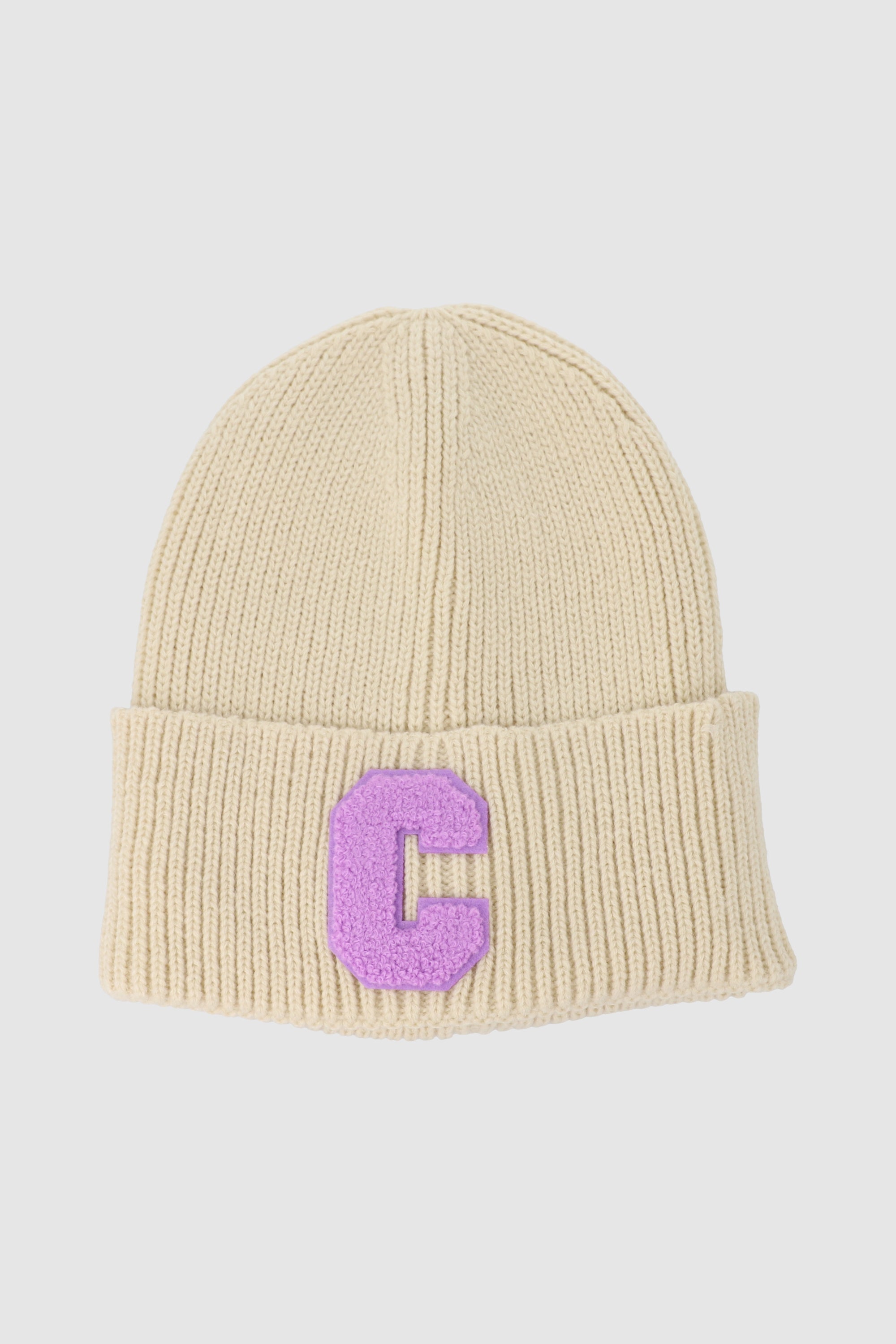 Beanie letra C BEIGE