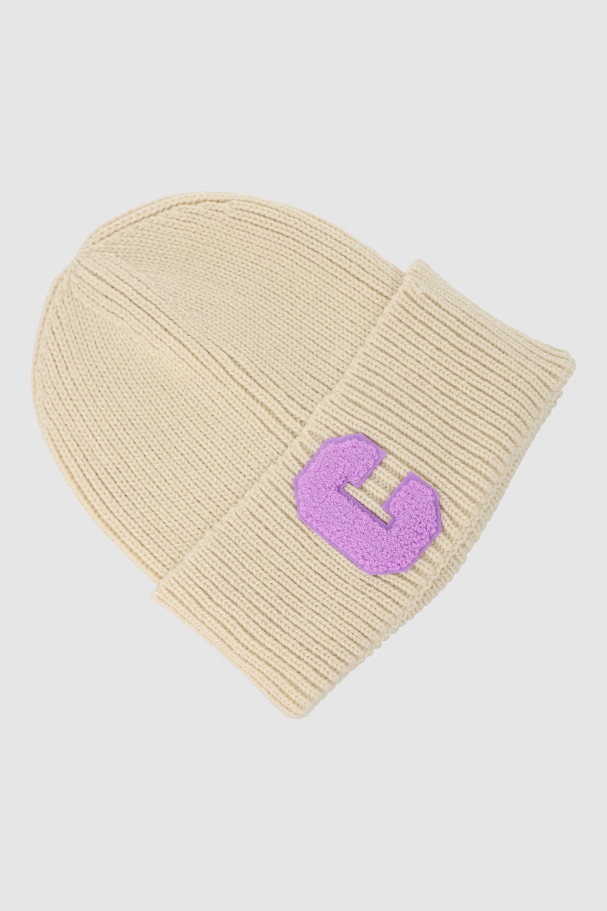 Beanie letra C BEIGE