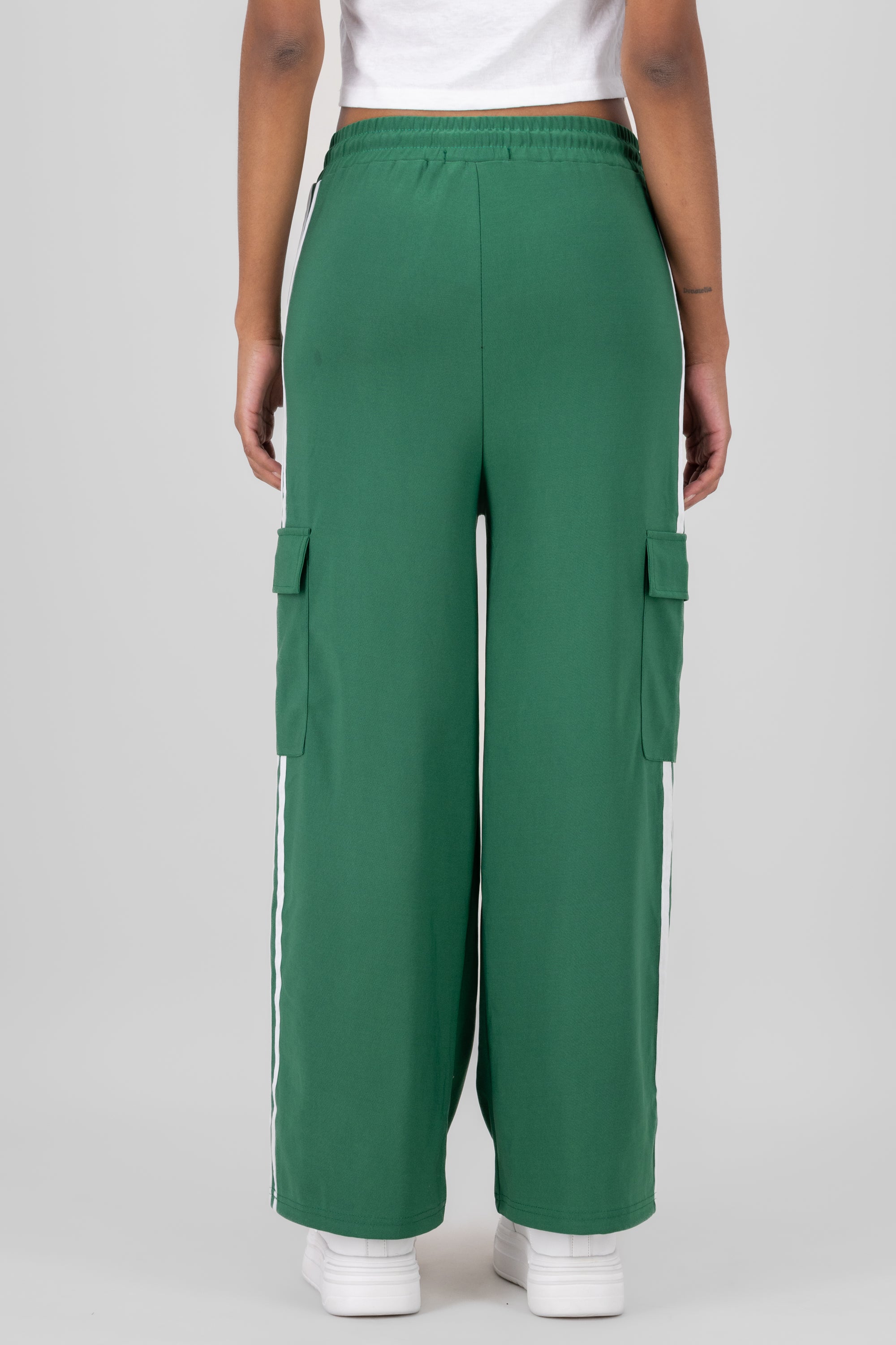 Pantalones estilo deportivo pierna amplia VERDE