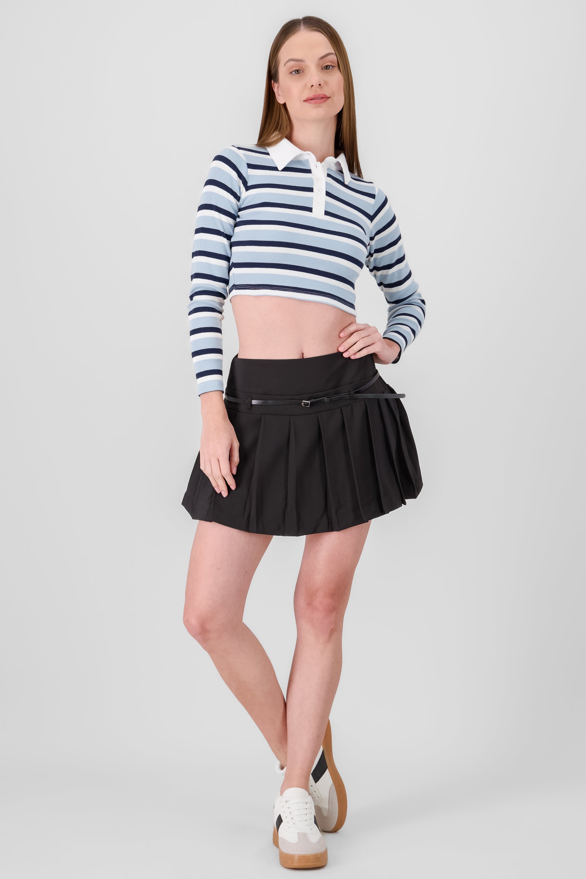 Falda short lisa tableda con cinturon NEGRO