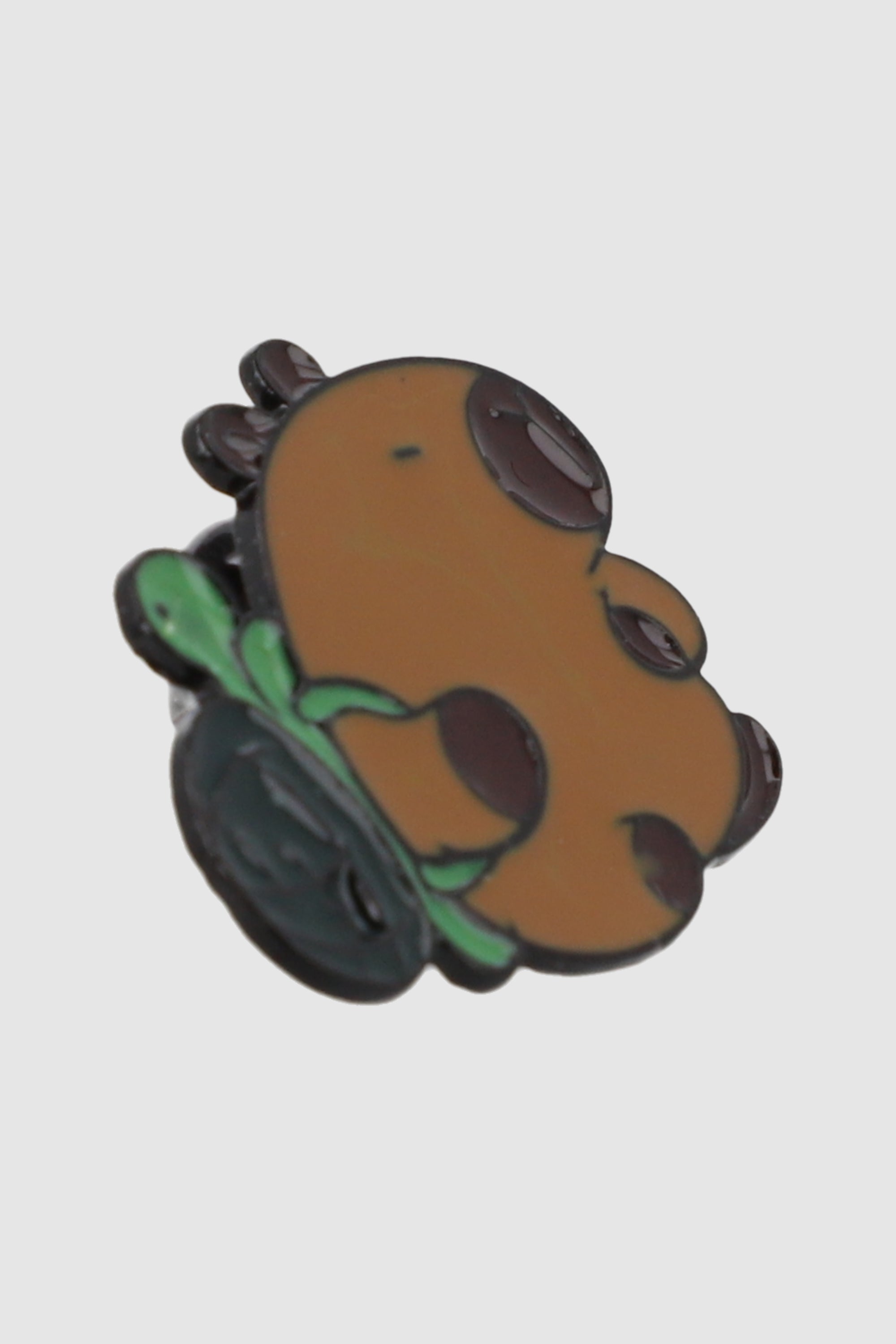 Pin capibara mochila CAFE