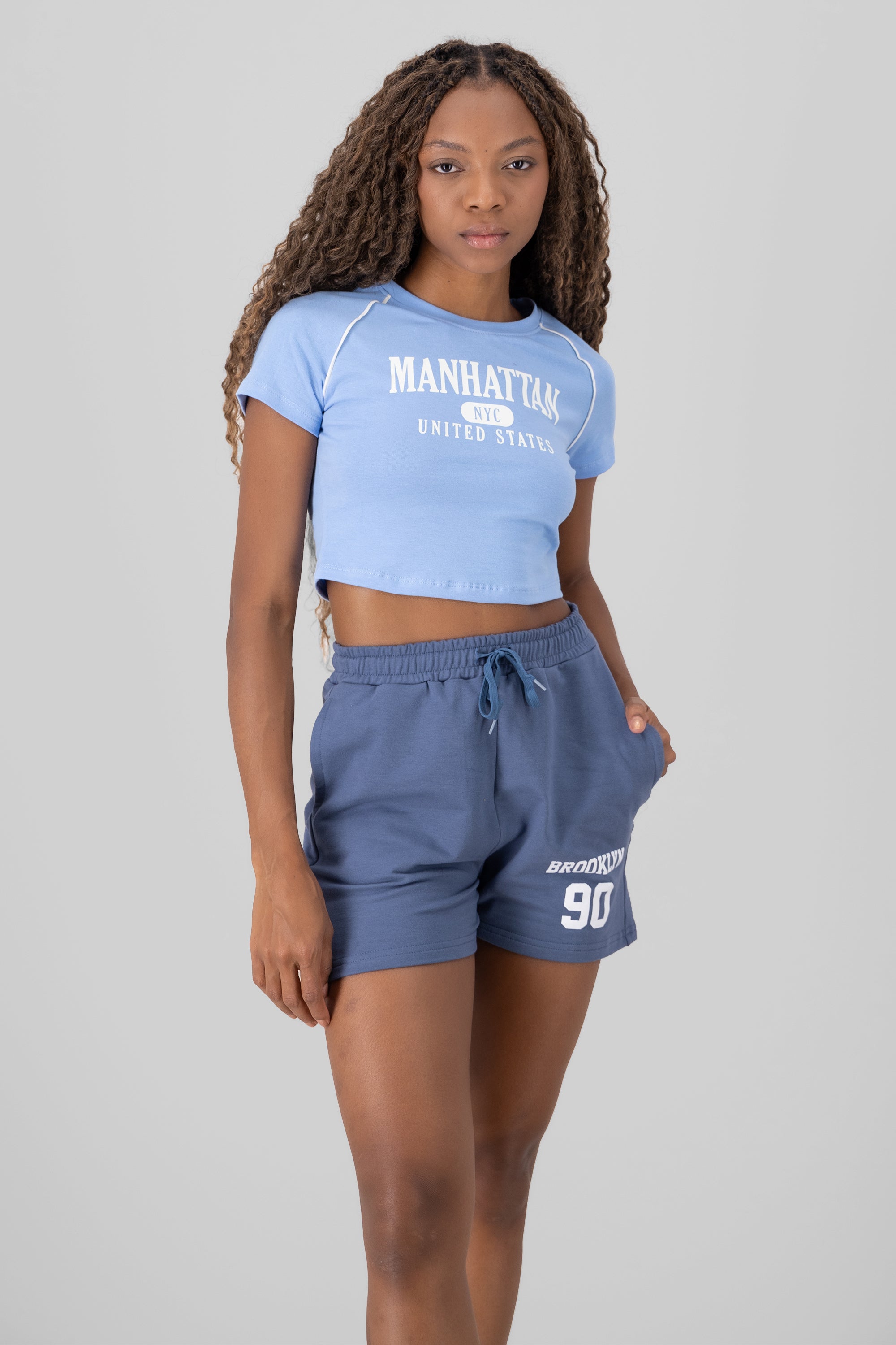 Playera crop contraste nyc AZUL CIELO